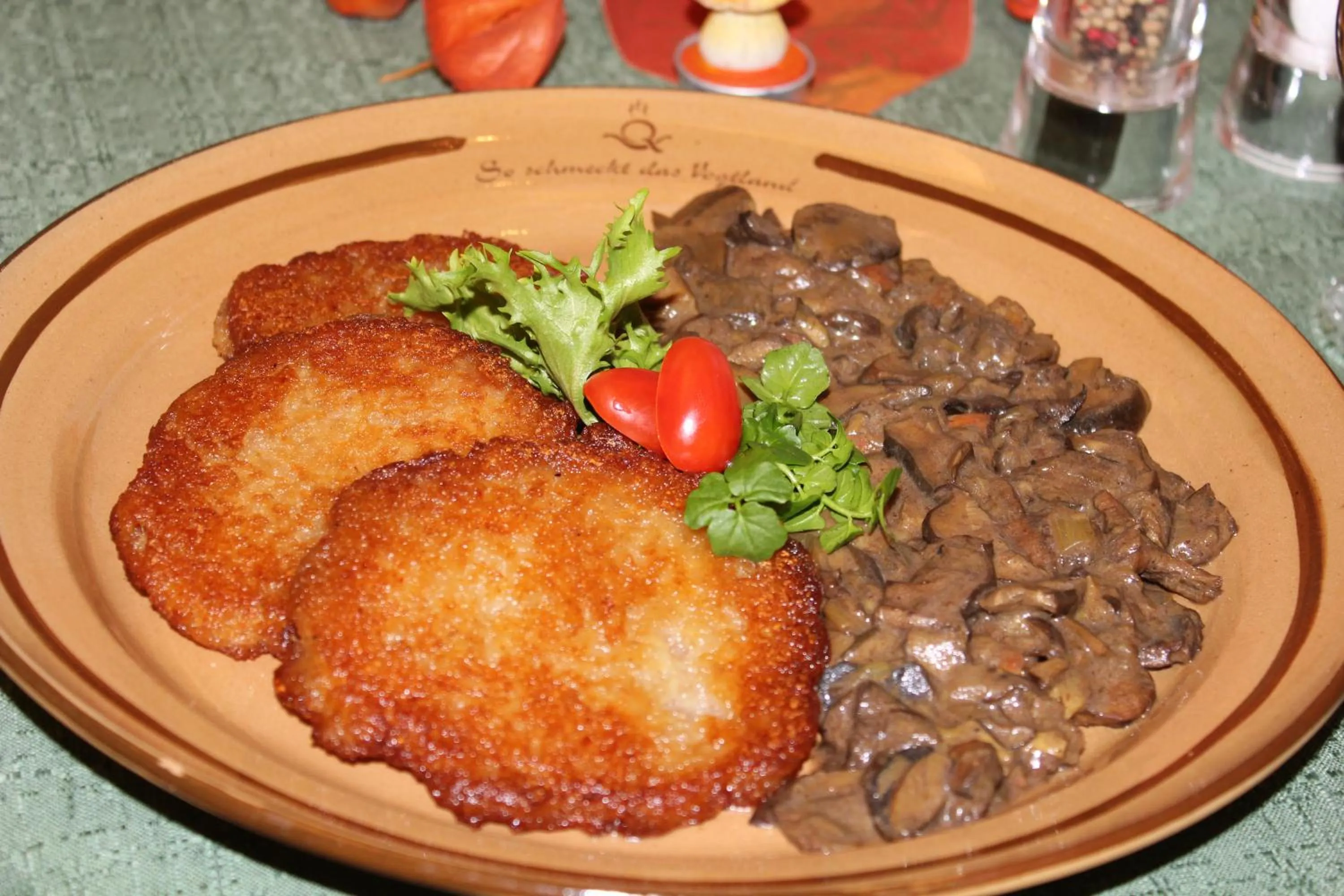 Restaurant/places to eat in Landhotel Plauen - Gasthof Zwoschwitz