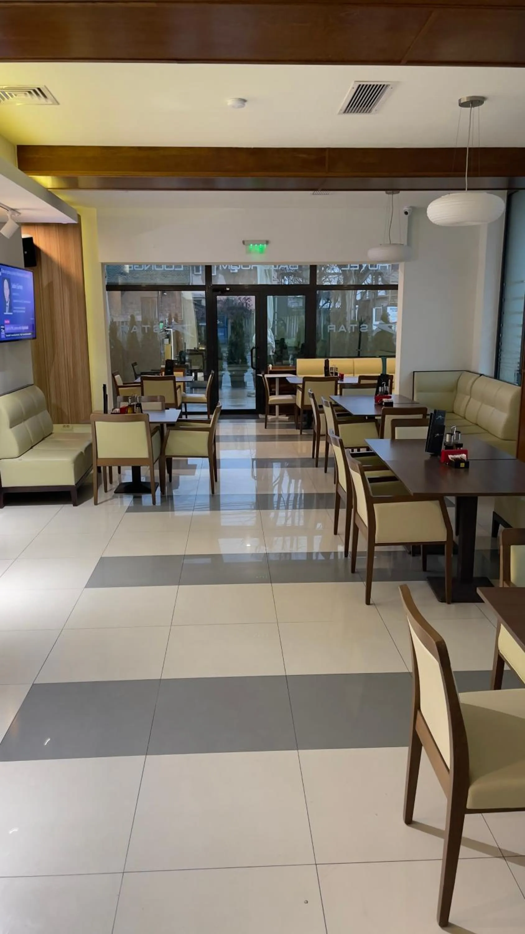Restaurant/places to eat in Star Hotel