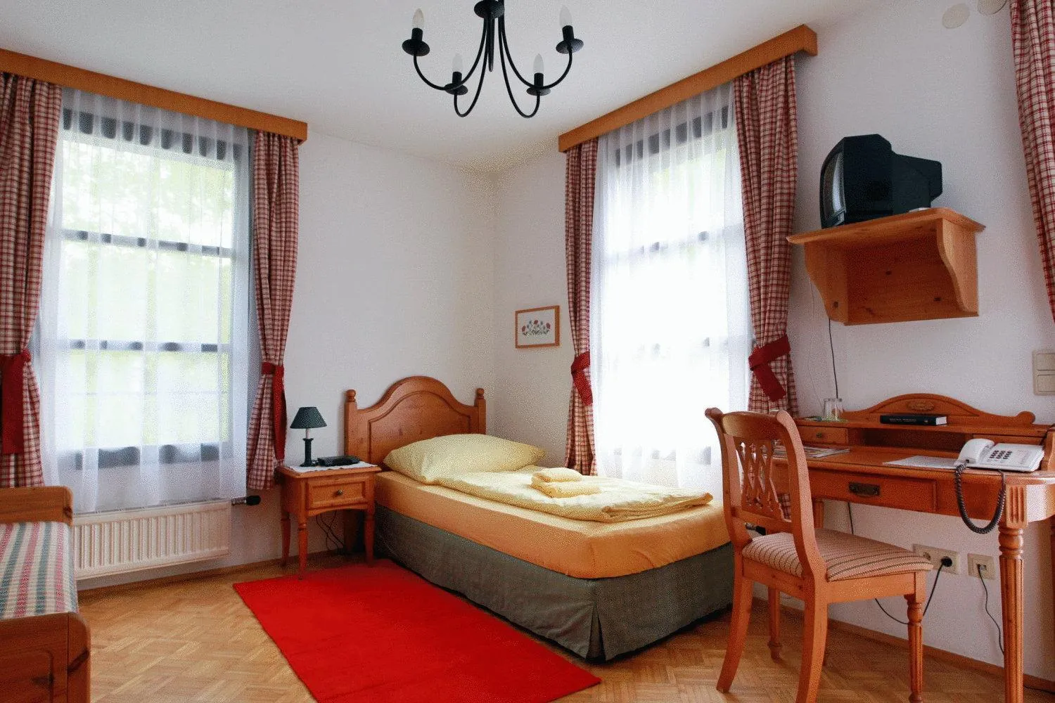 Photo of the whole room, Bed in Steinschalerhof