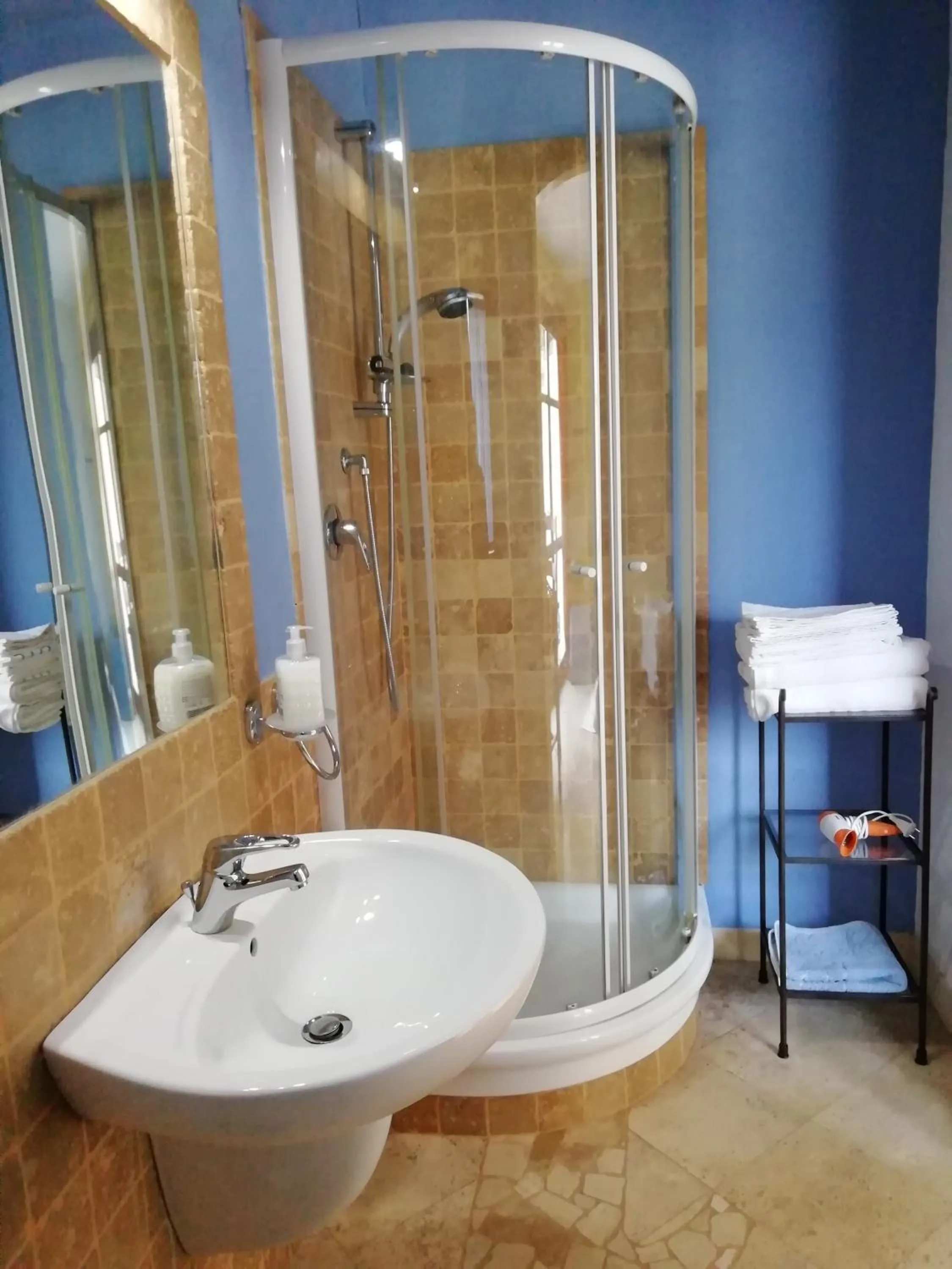 Shower in B&B Badde Cubas