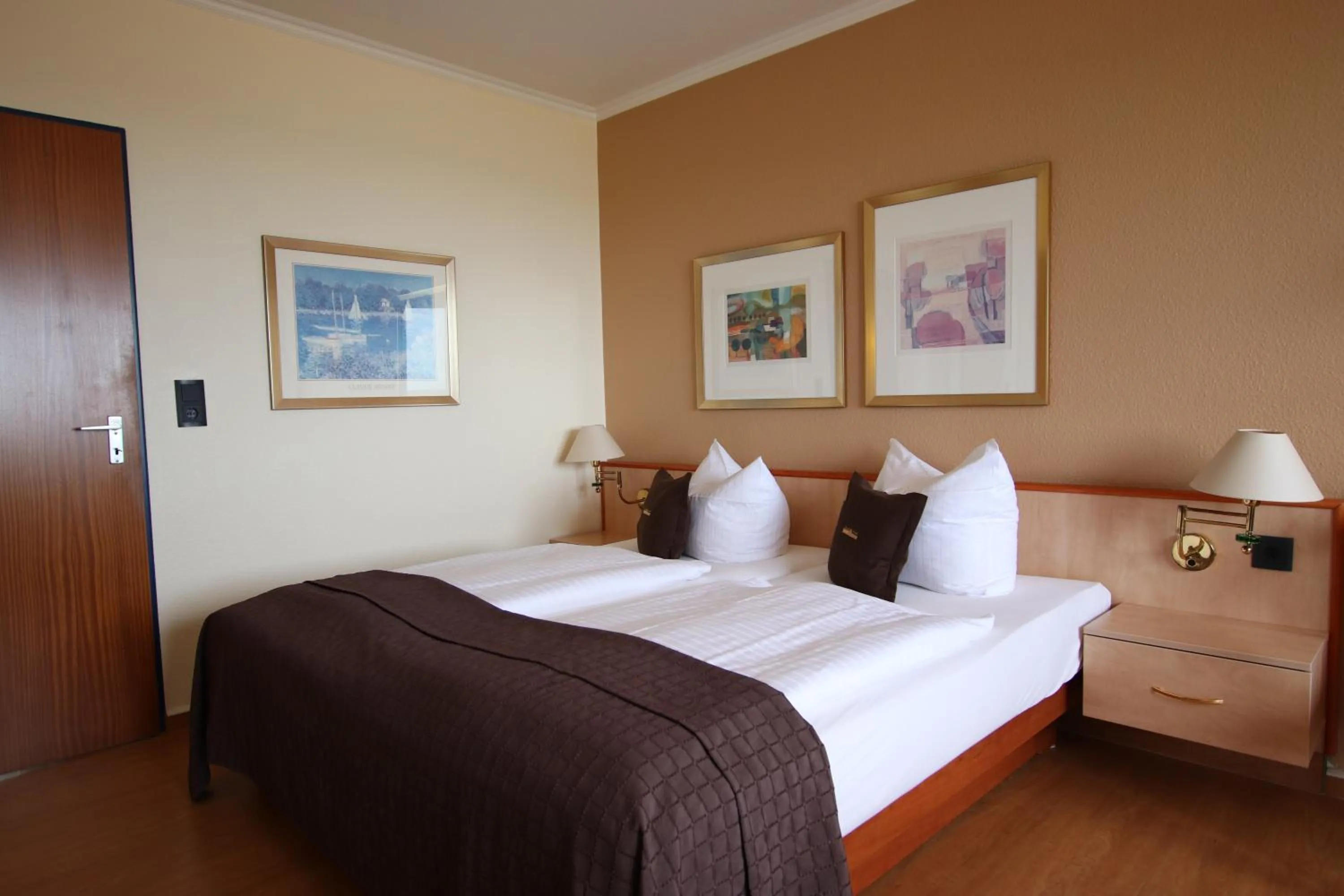 Photo of the whole room, Bed in Strandhotel Dagebüll direkt an der Nordsee