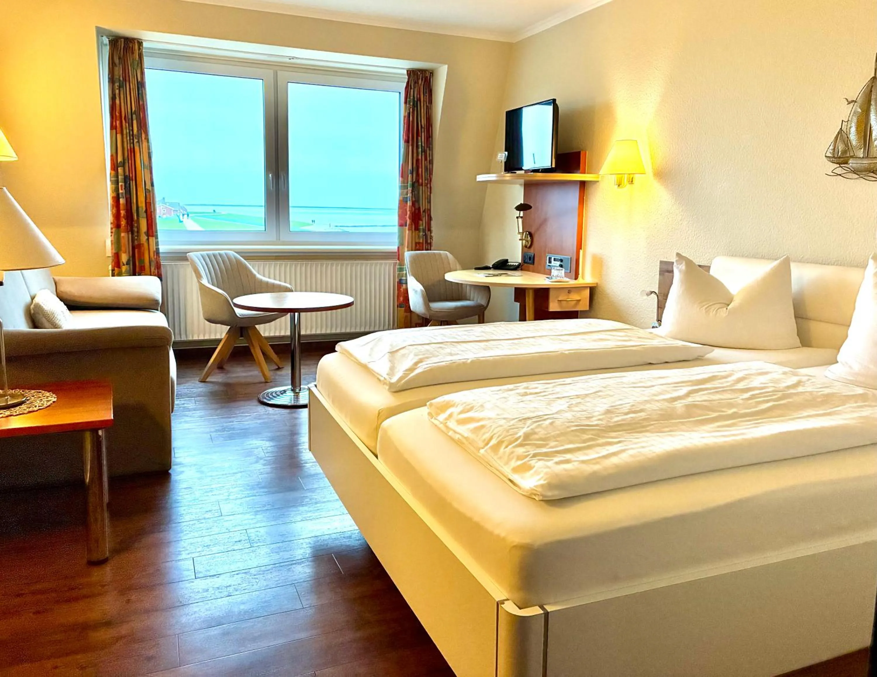 Bedroom, Bed in Strandhotel Dagebüll direkt an der Nordsee