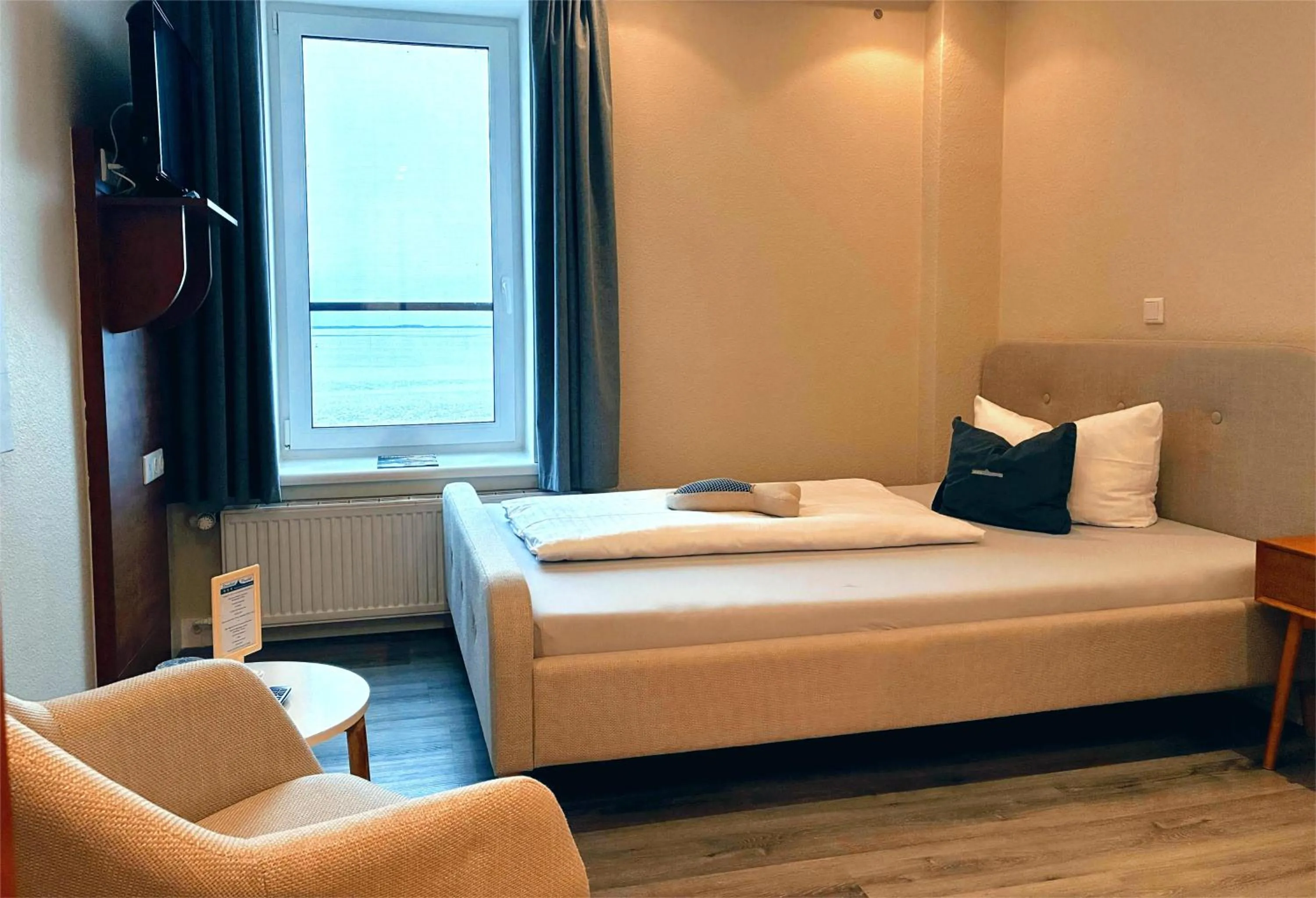 Bedroom, Bed in Strandhotel Dagebüll direkt an der Nordsee