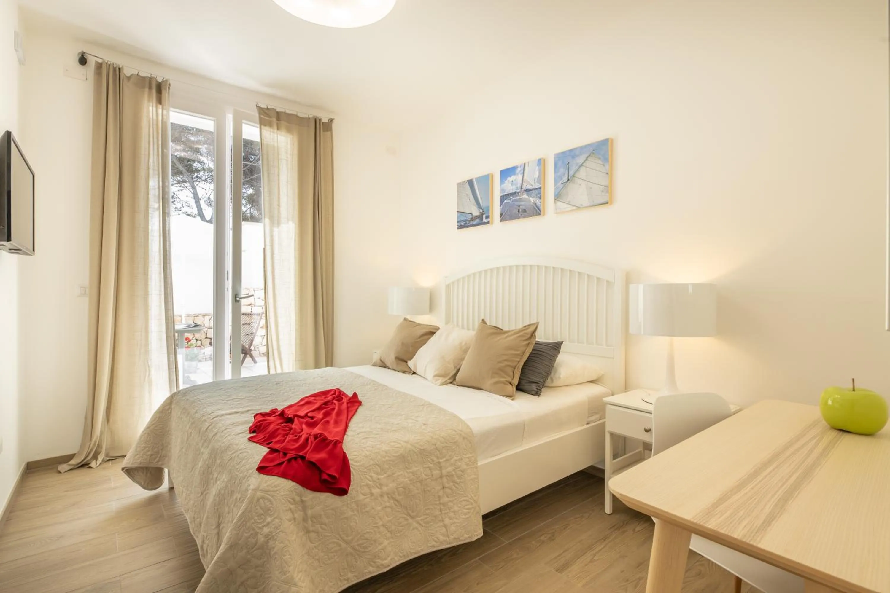 Photo of the whole room in B&BLeucaineout