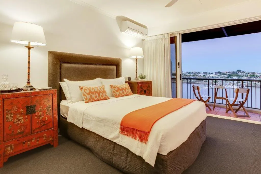 Bedroom, Bed in Goldsborough Place Apartments