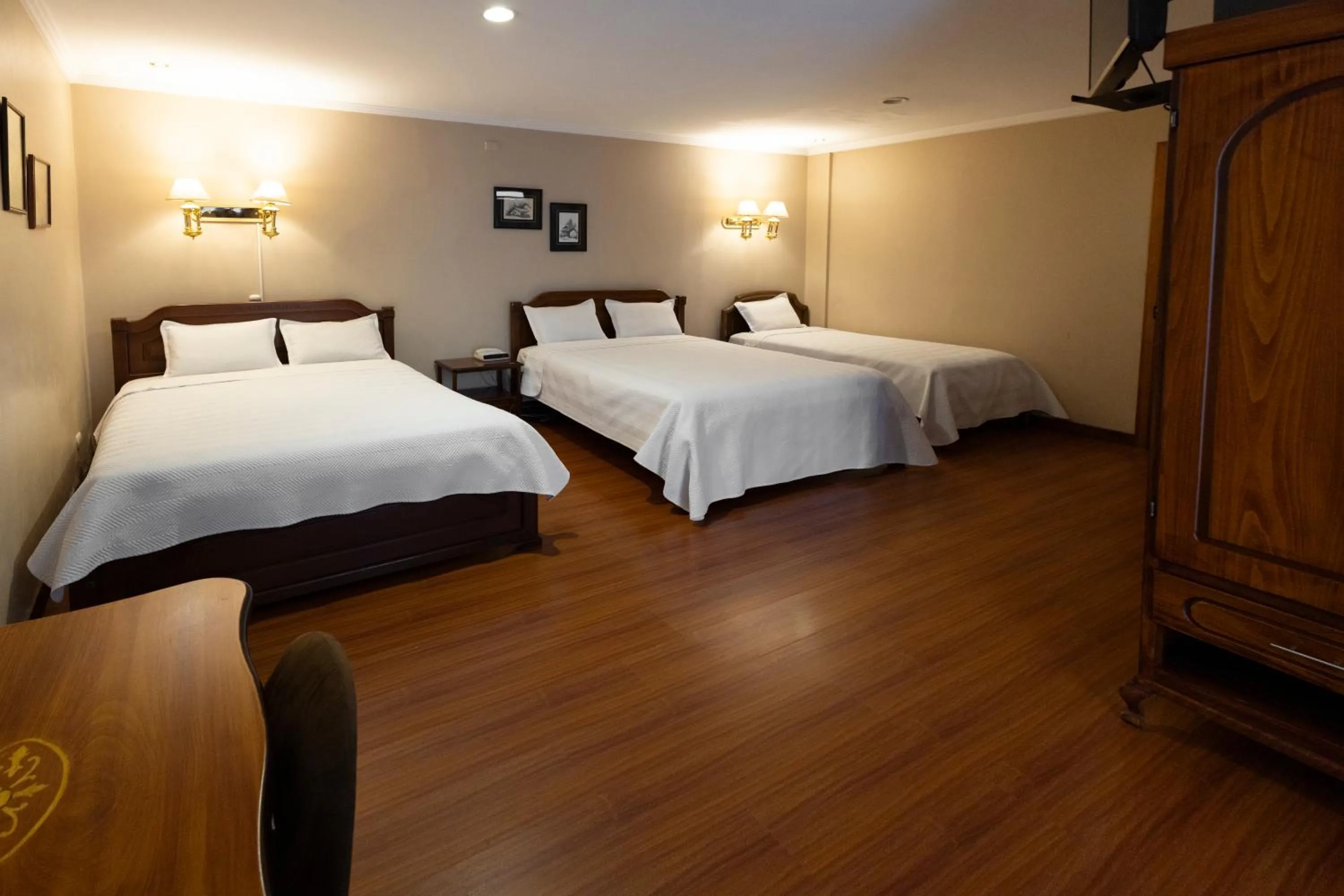 Bed in Hotel & Suites El Quijote