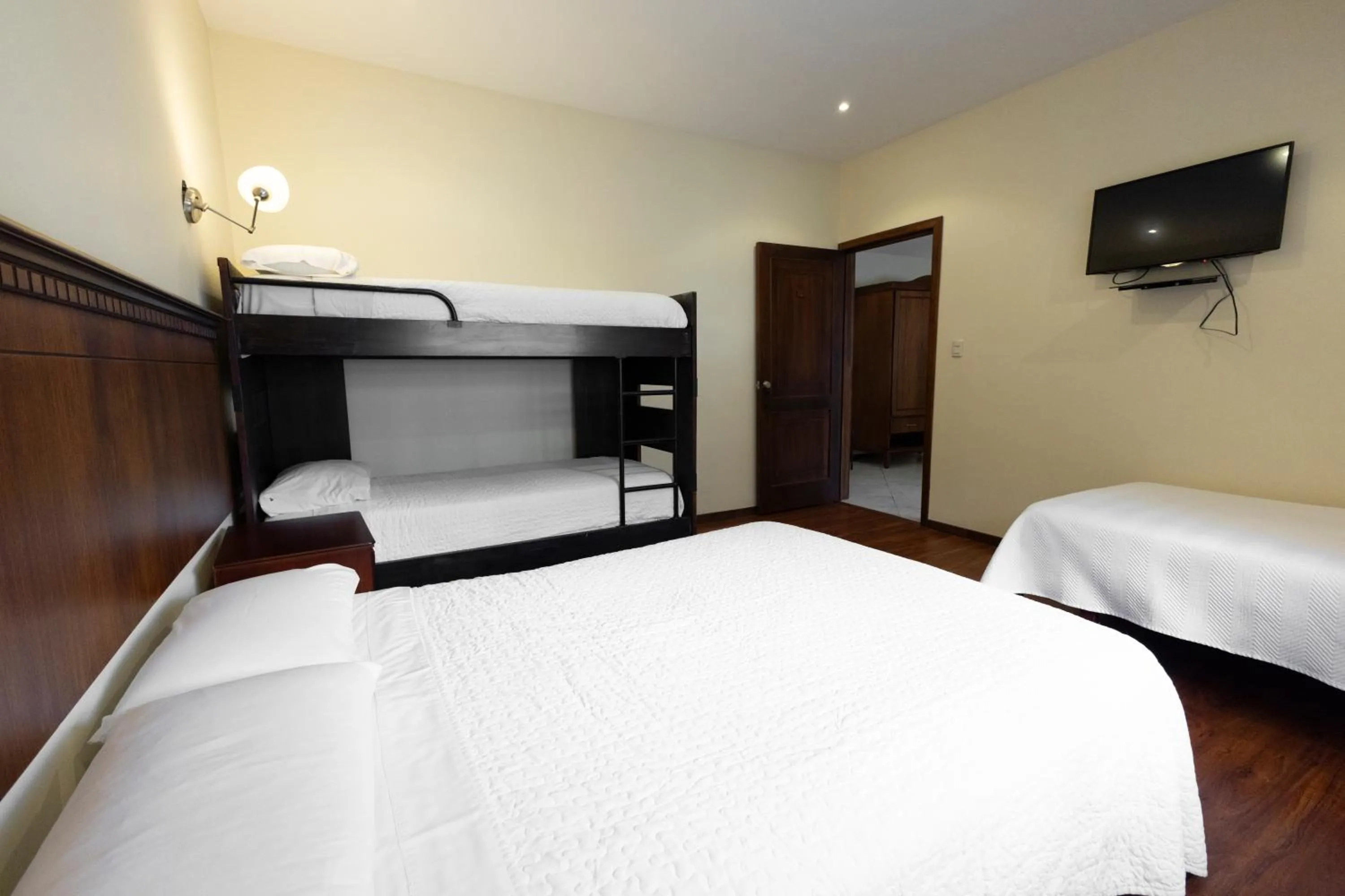 Bed in Hotel & Suites El Quijote