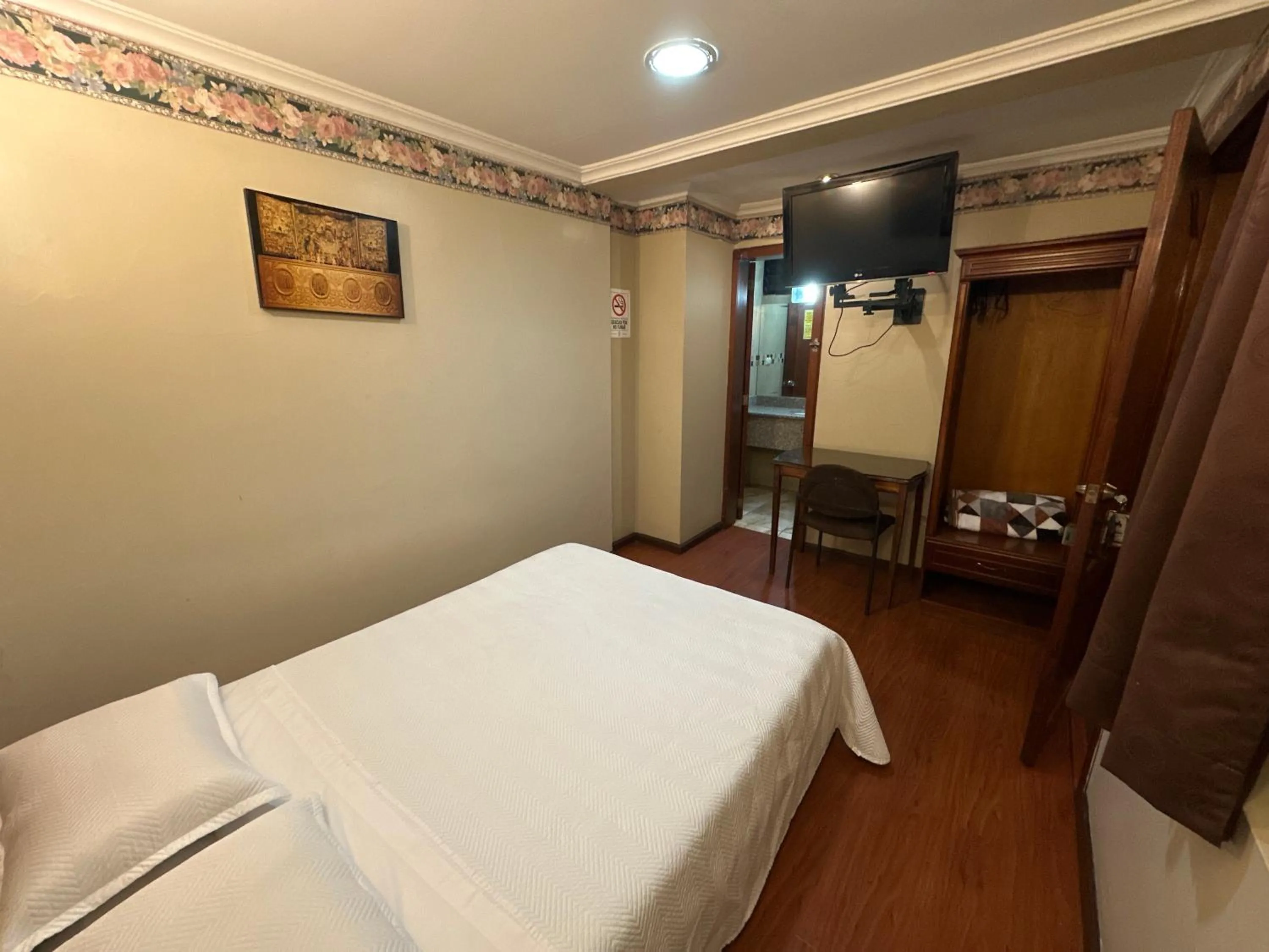 Bed in Hotel & Suites El Quijote