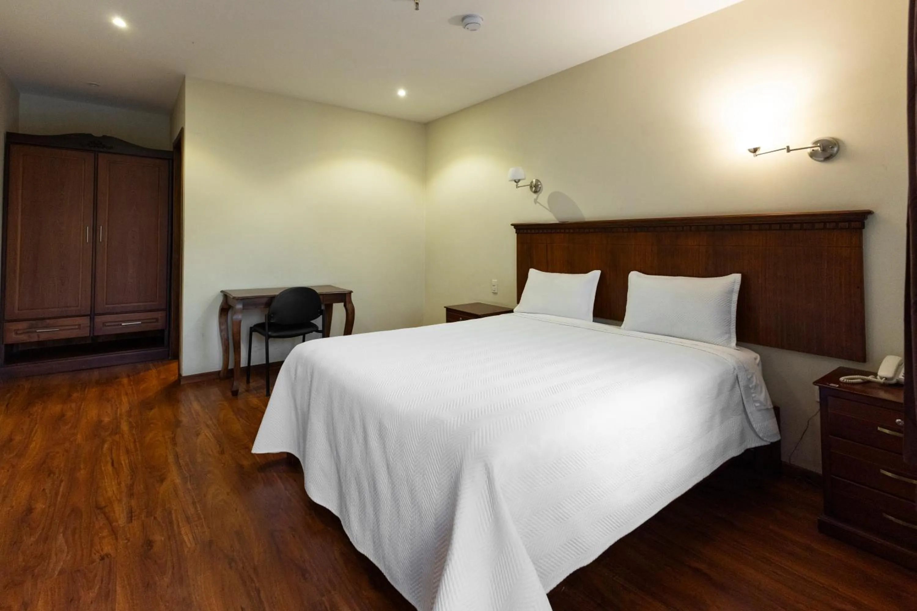 Bed in Hotel & Suites El Quijote