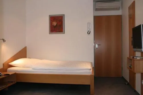 Photo of the whole room, Bed in Apartment-Haus