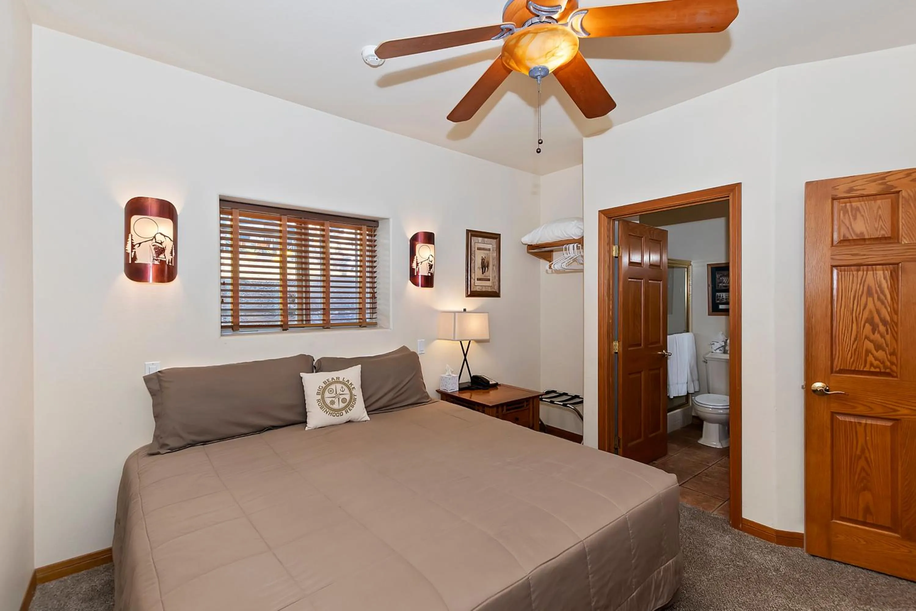 Bedroom, Bed in Robinhood Resort