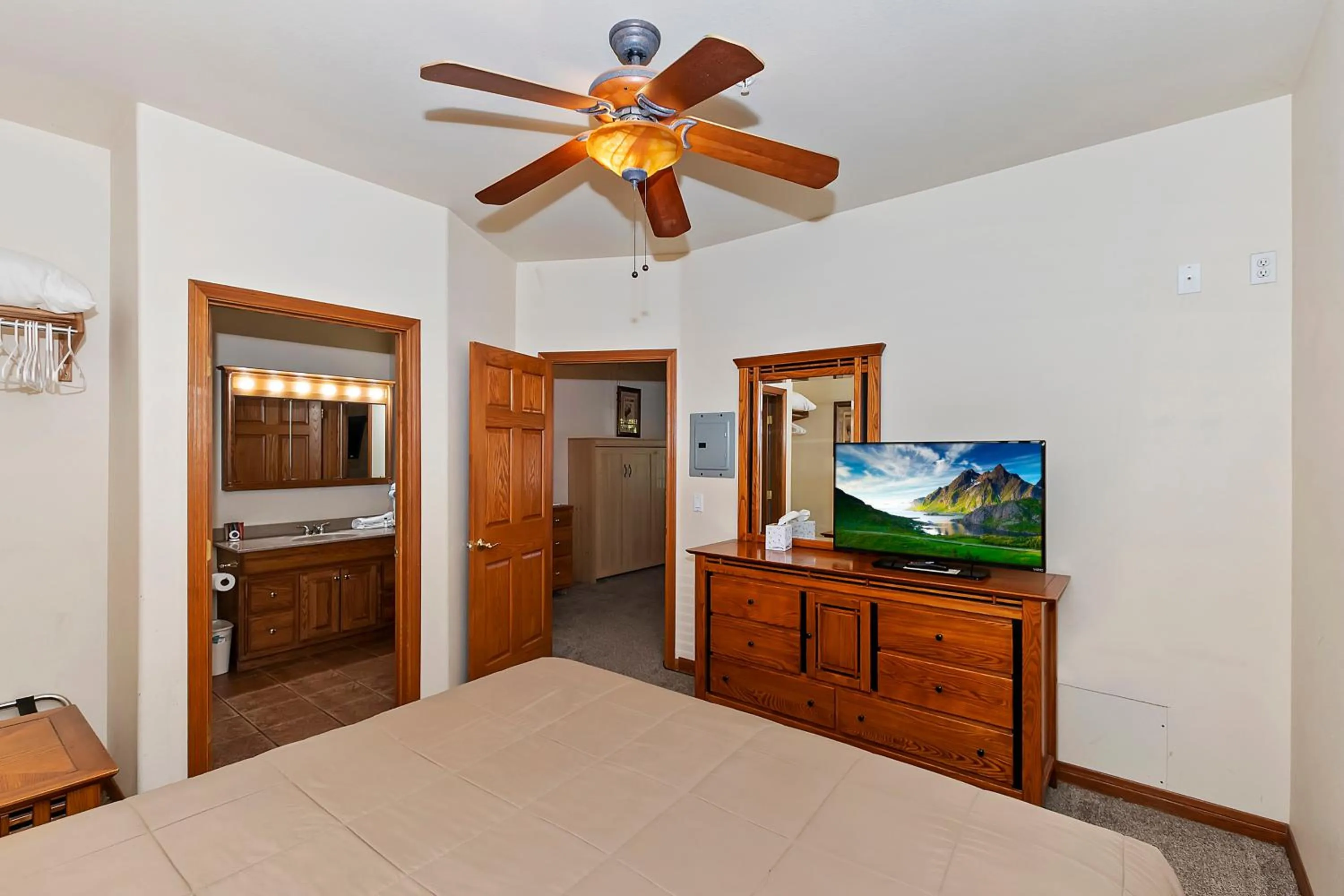 Bedroom, Bed in Robinhood Resort