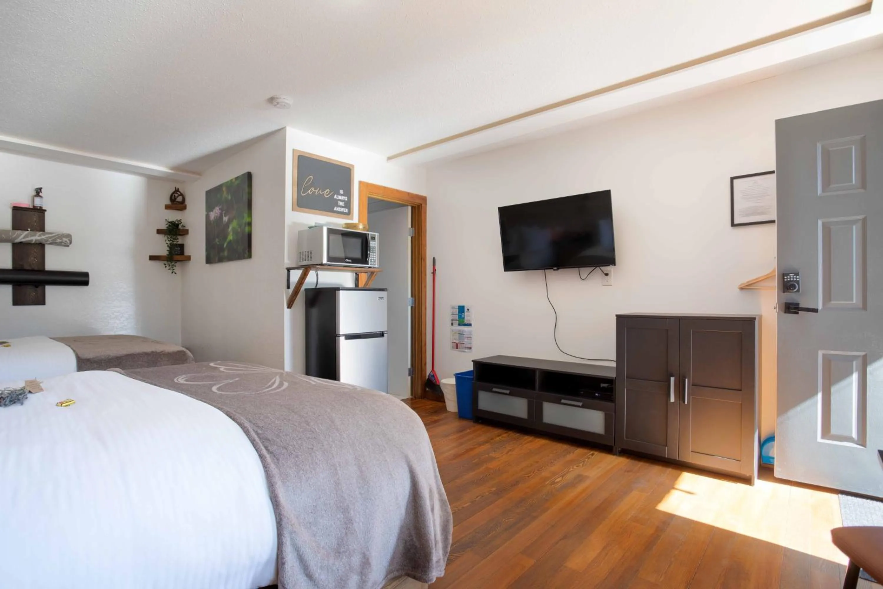 Bed in The Valley View Cabins and Event Center