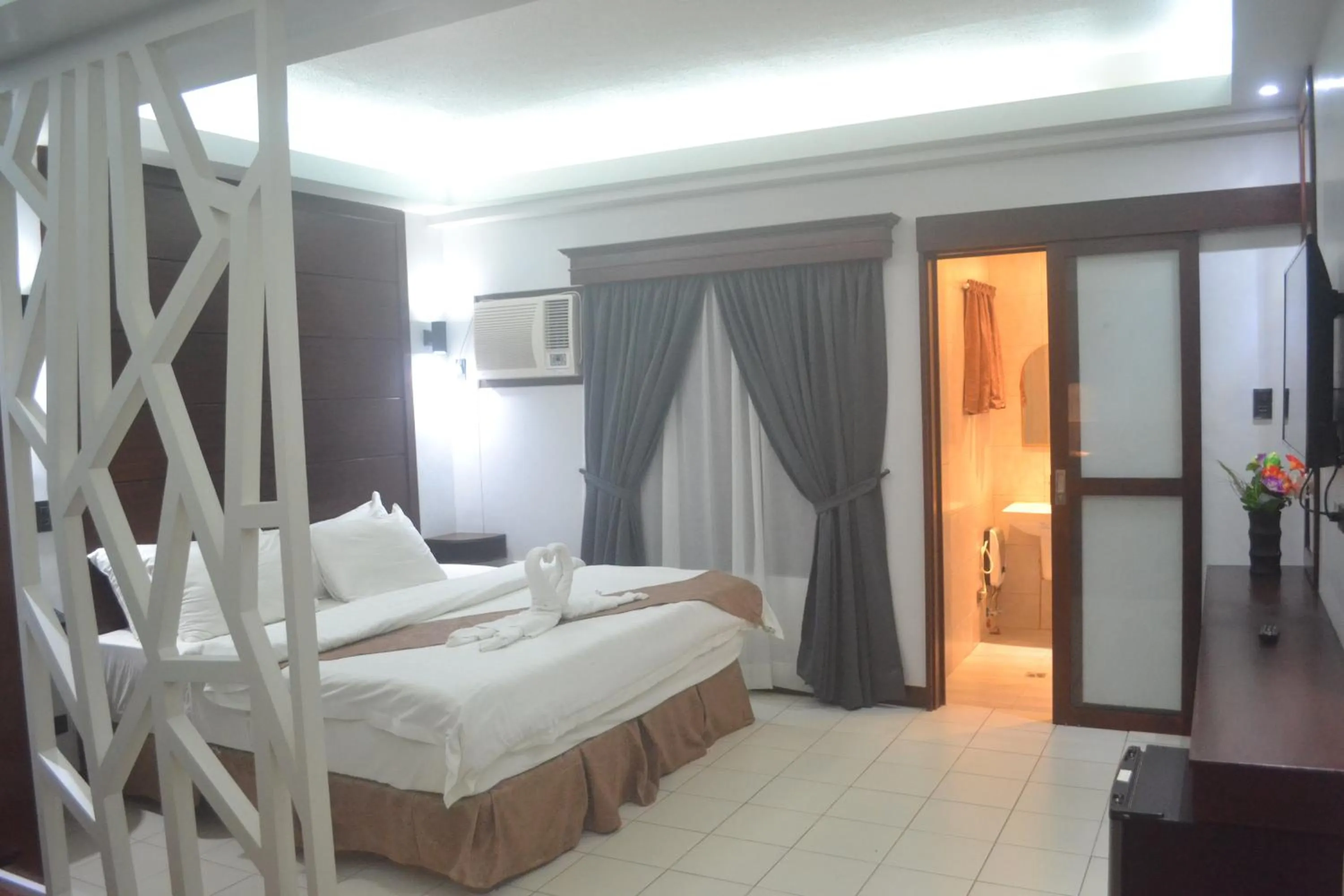 Photo of the whole room, Bed in DM Residente Hotel Inns & Villas