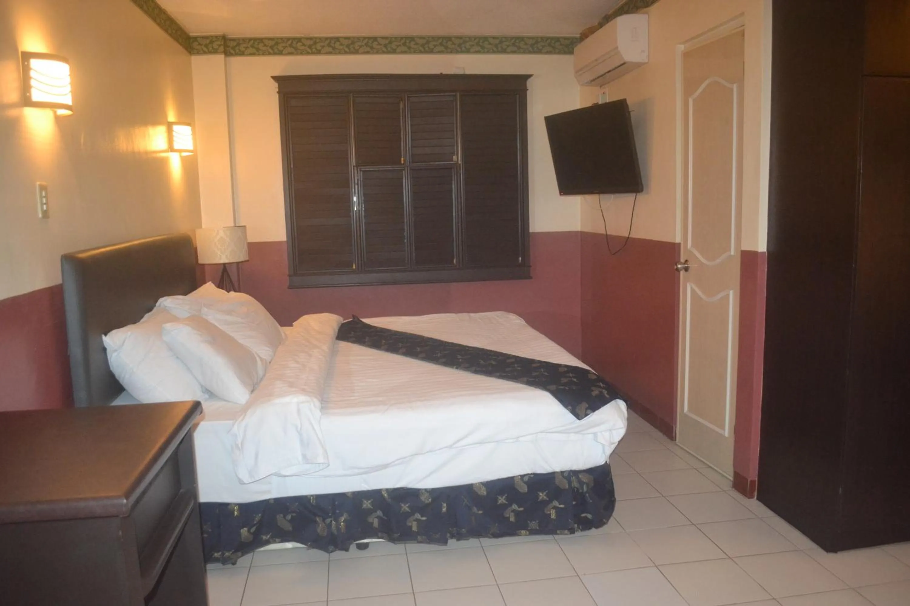 Photo of the whole room, Bed in DM Residente Hotel Inns & Villas