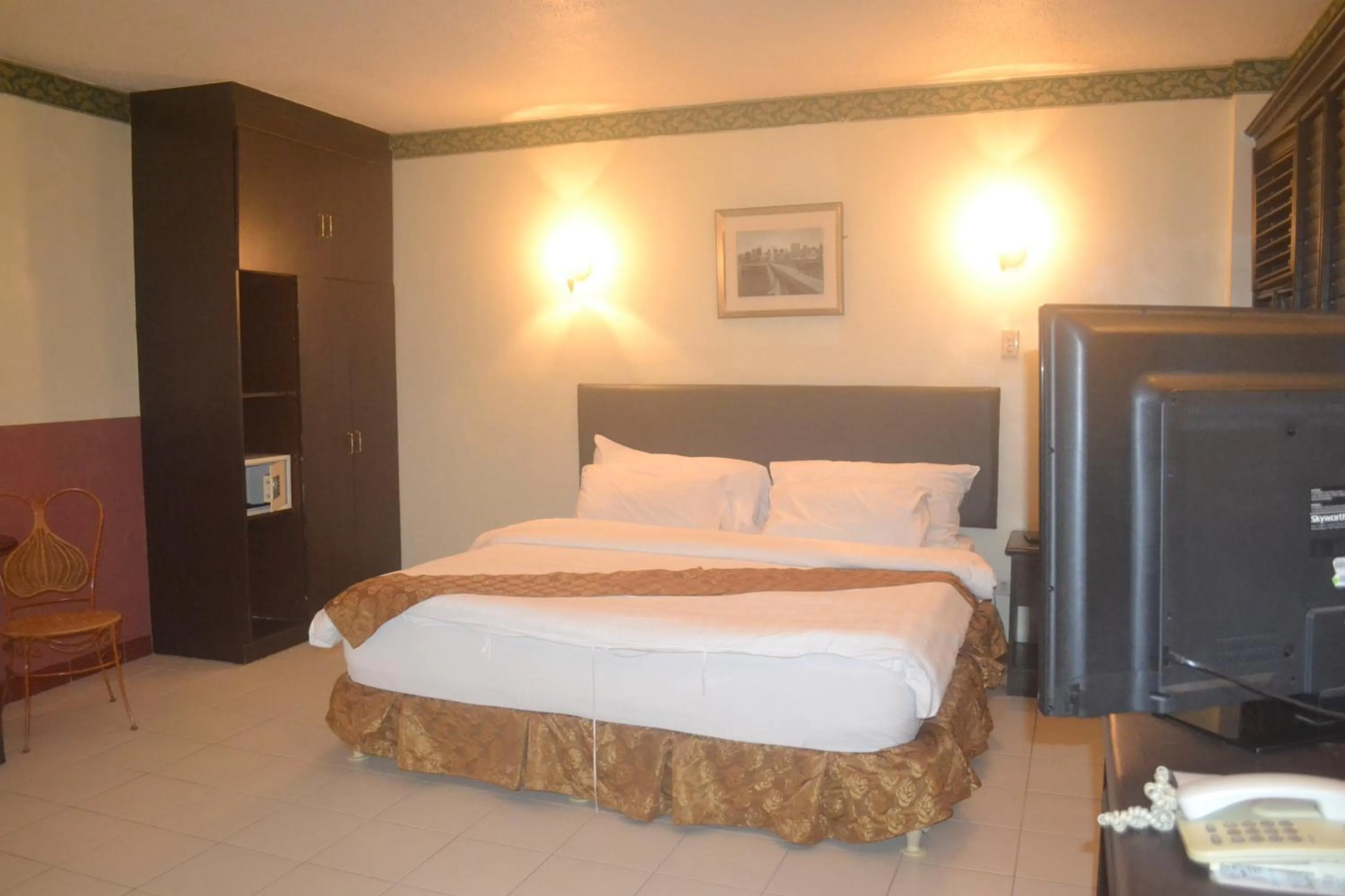 Photo of the whole room, Bed in DM Residente Hotel Inns & Villas