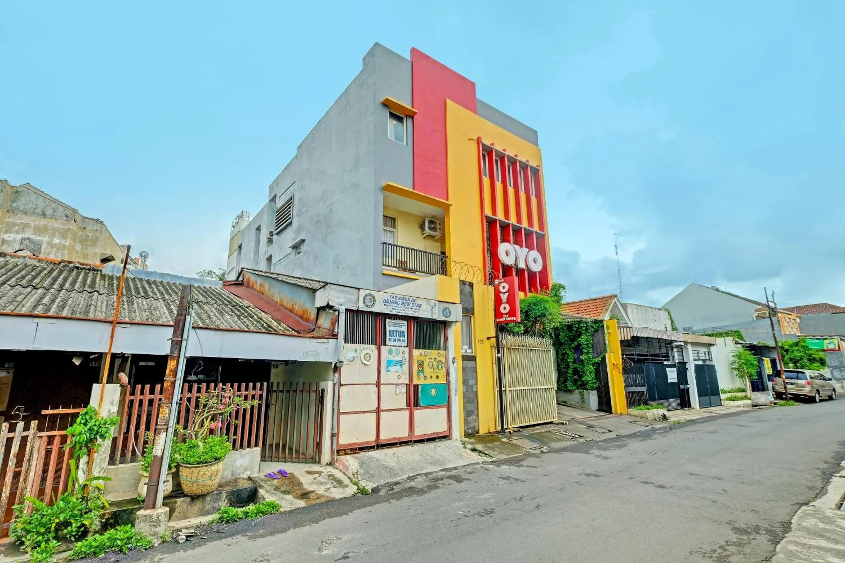 Facade/entrance in Hotel O Sky Guesthouse