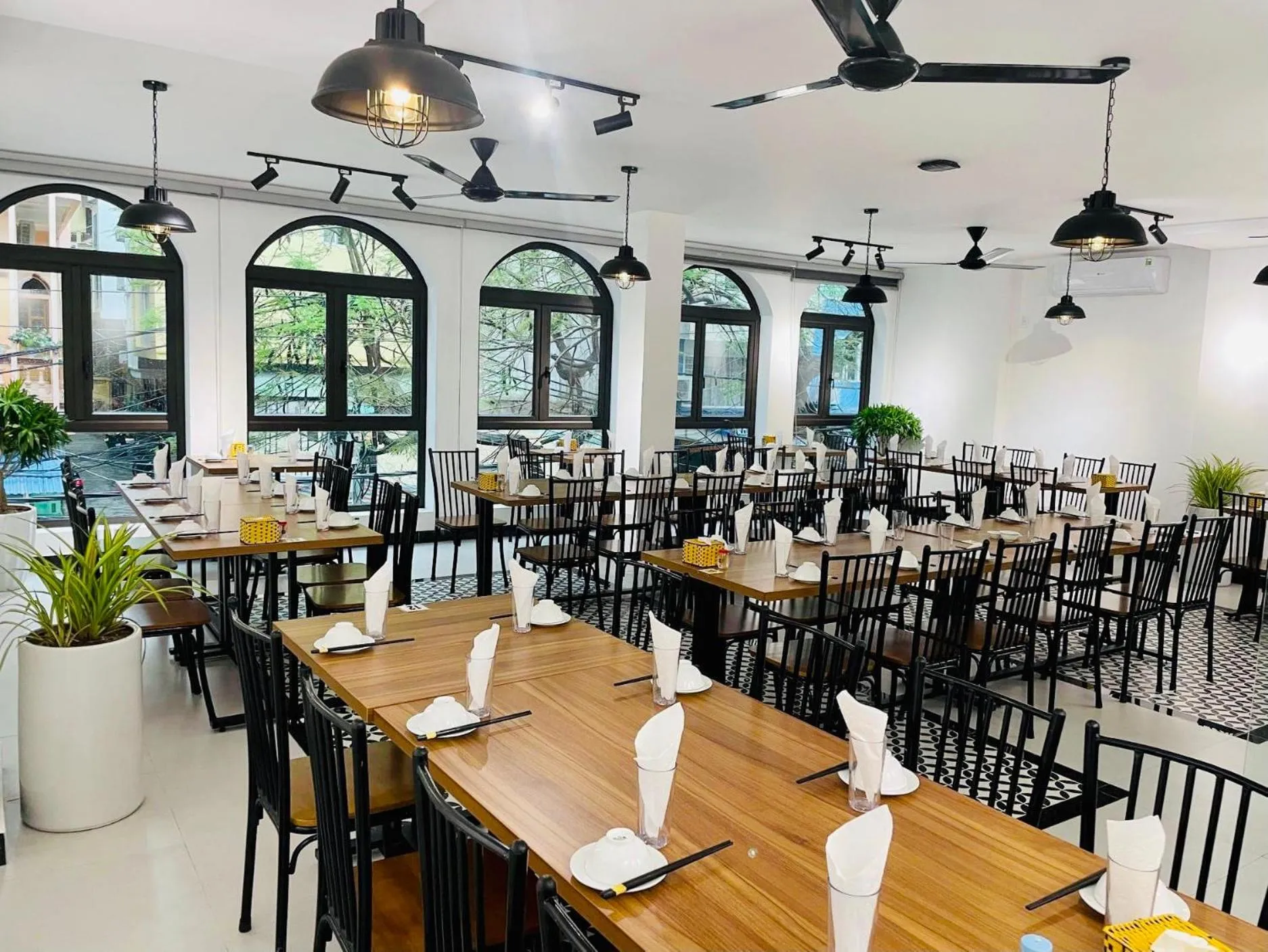 Restaurant/places to eat in Little Vietnam Hotel - Cát Bà