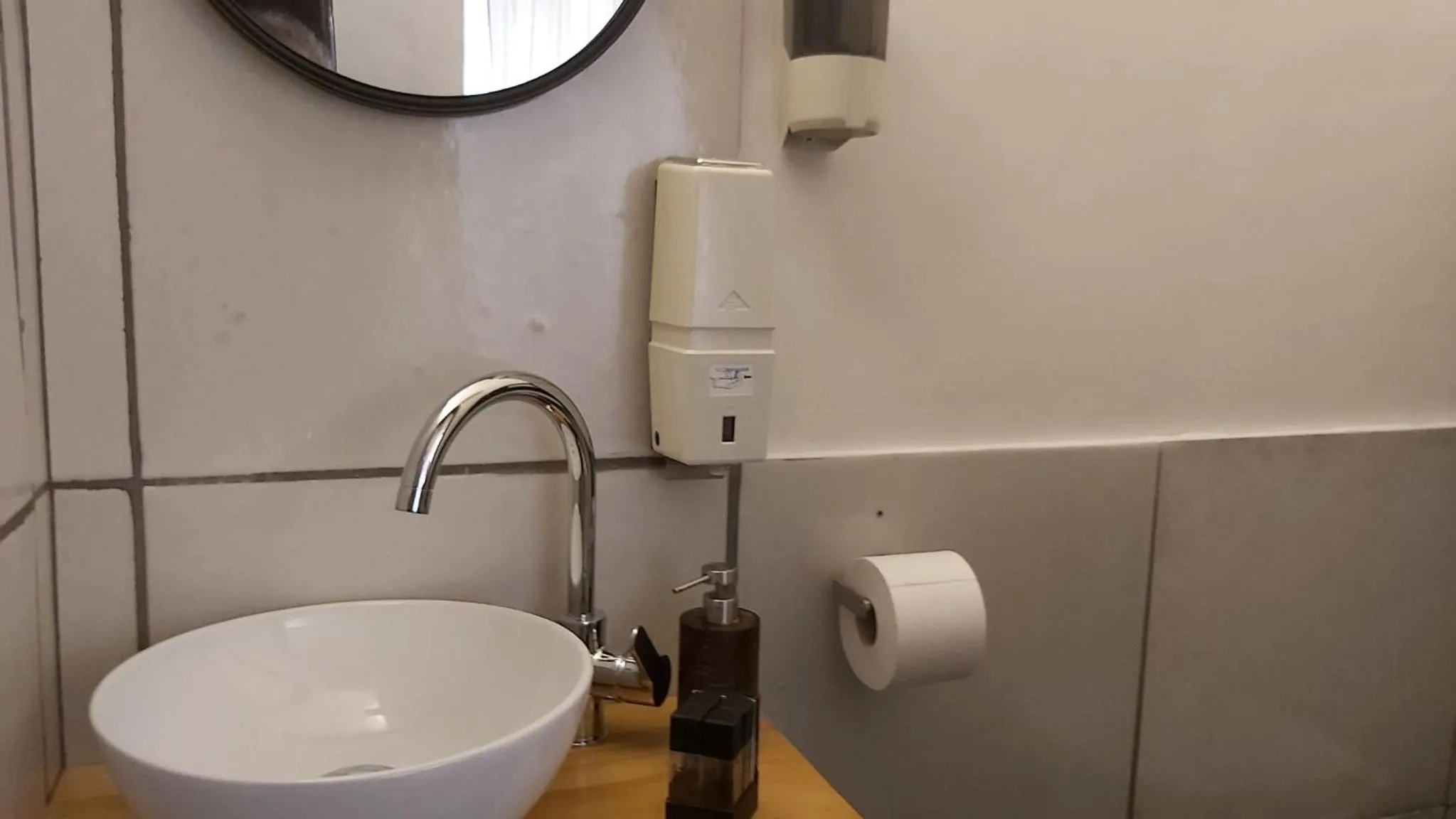 Toilet in dimora aganoor business suite