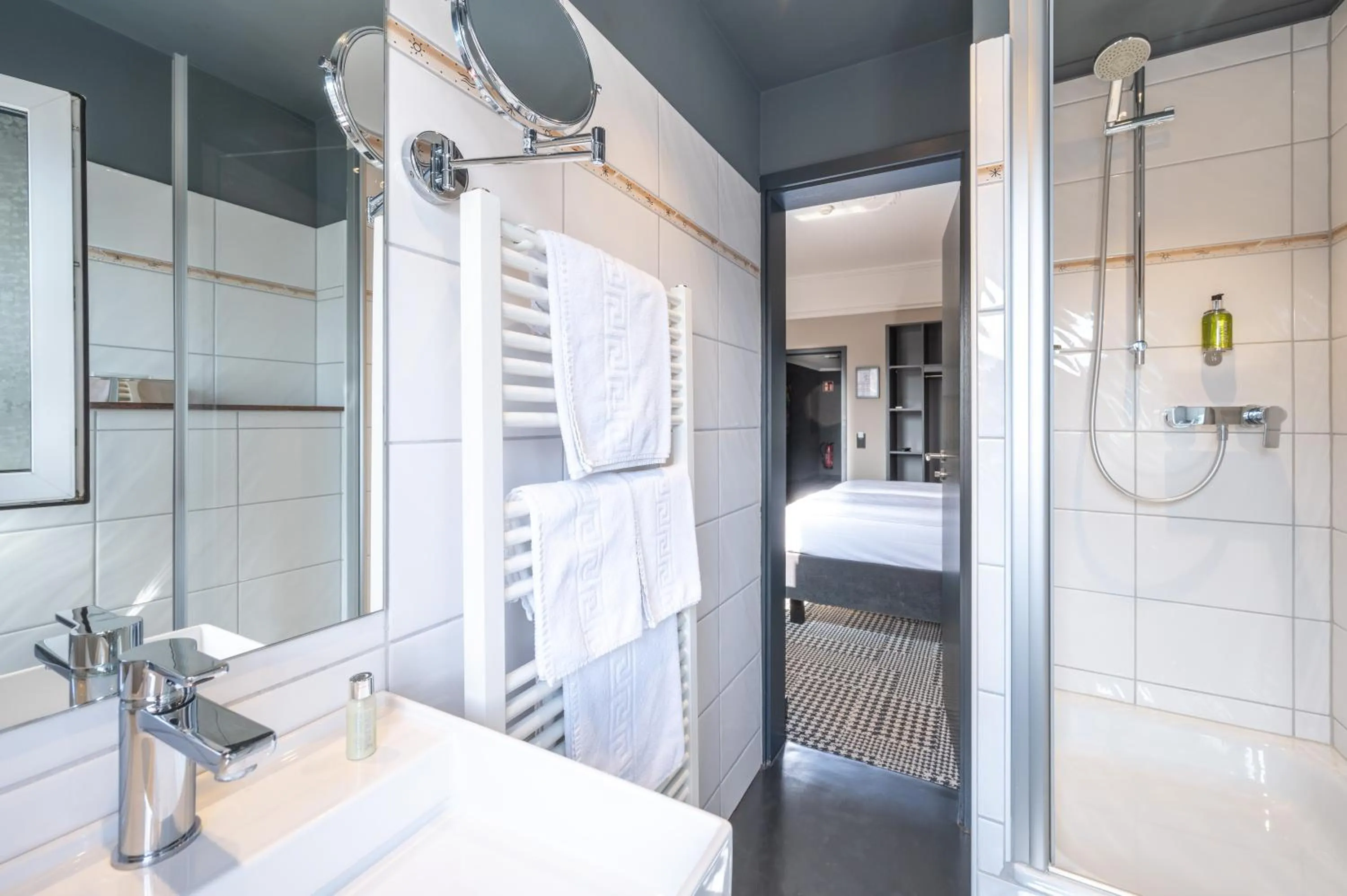 Bathroom, Bed in The Midtown Hotel