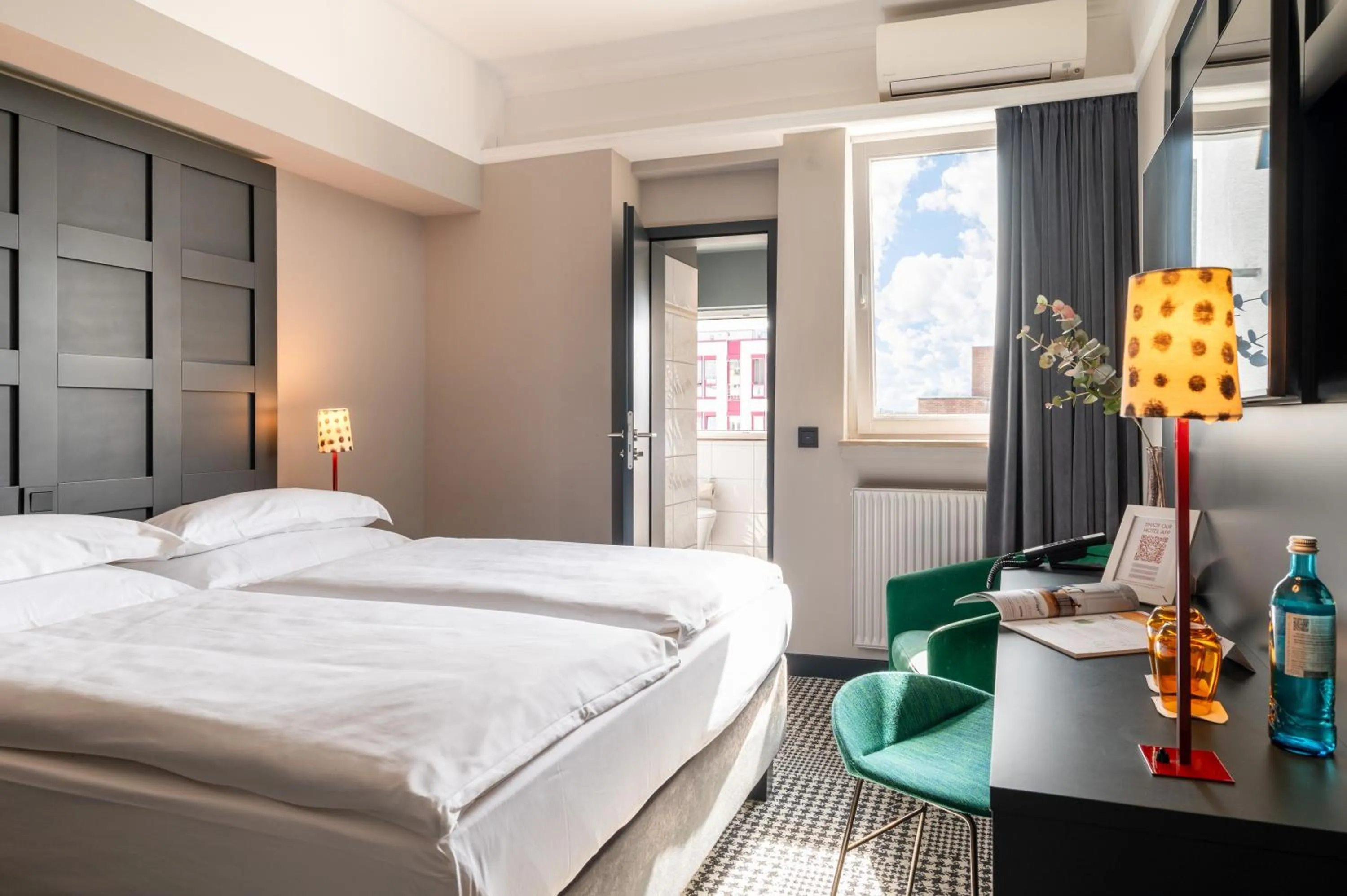 Photo of the whole room, Bed in The Midtown Hotel