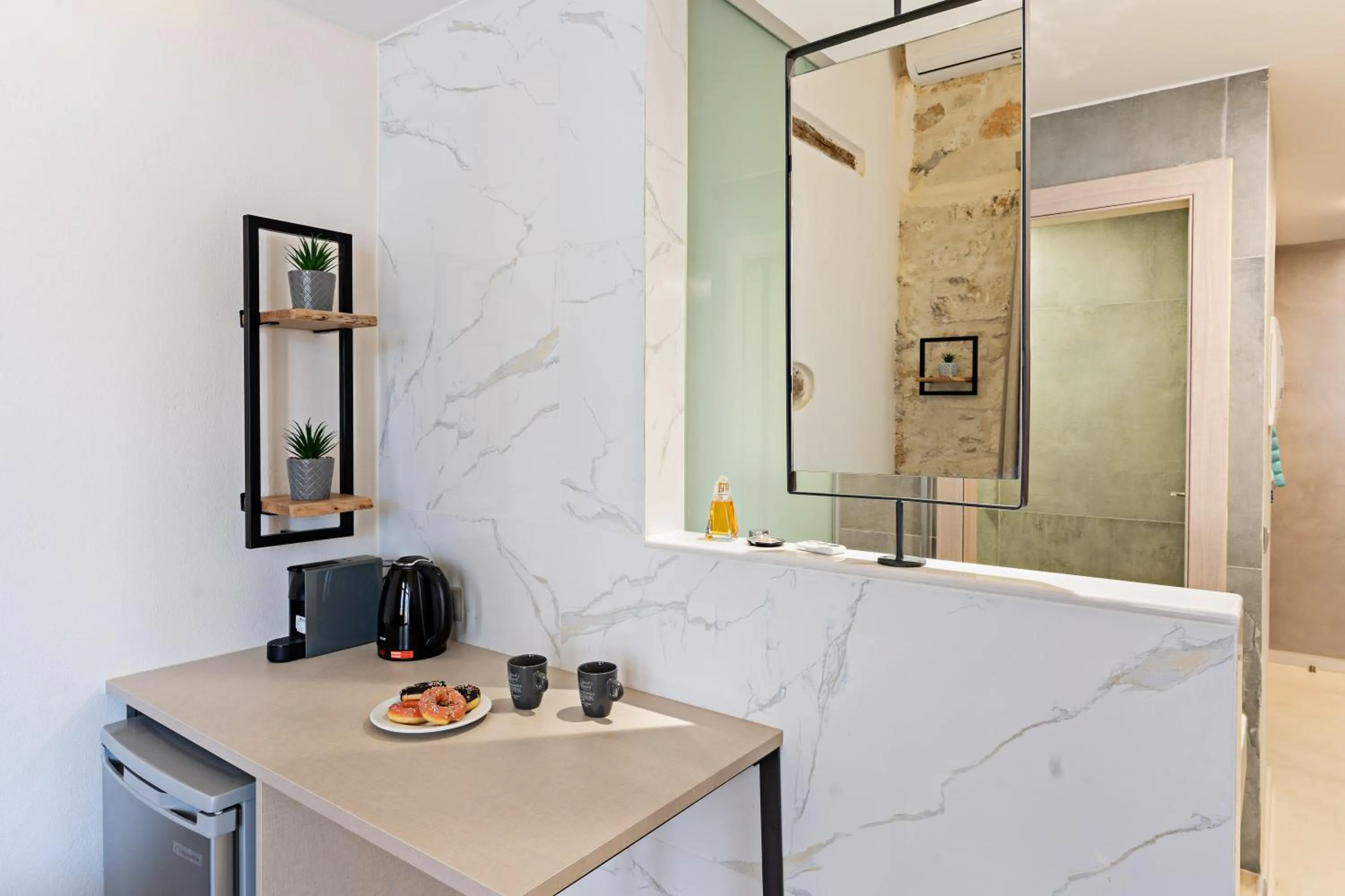 Coffee/tea facilities in Mitos-Suites