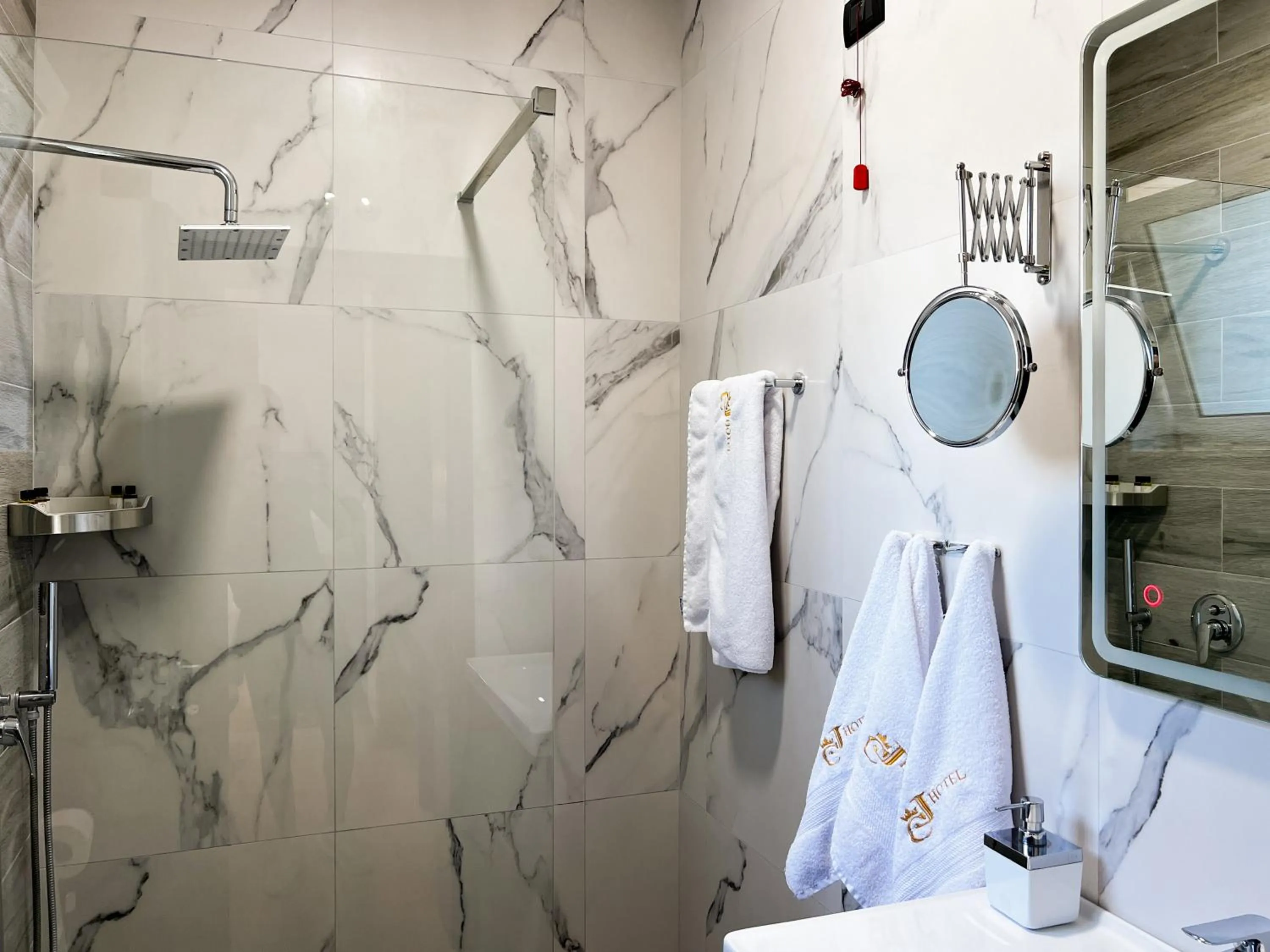 Shower in Jata Hotel