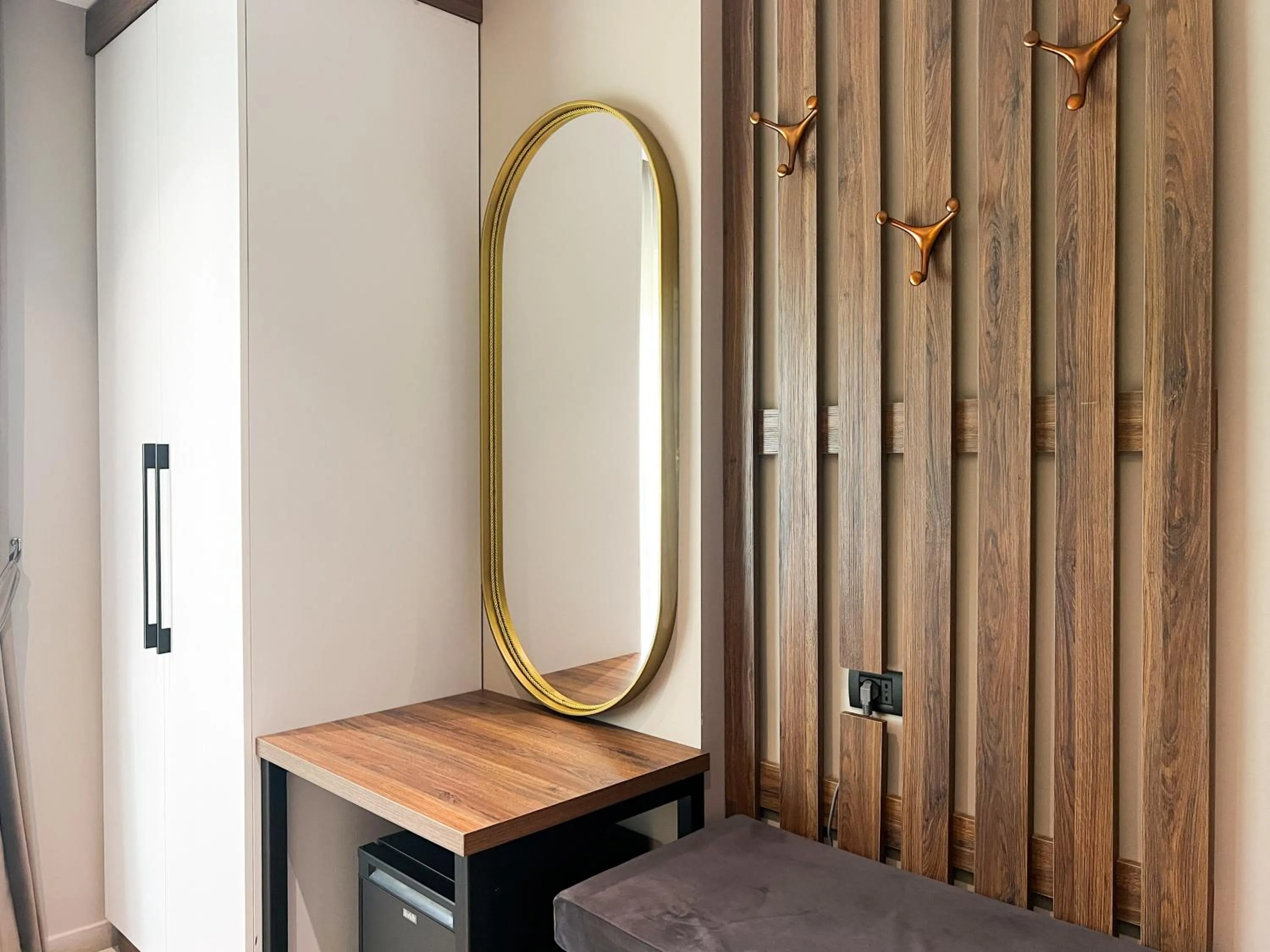 wardrobe in Jata Hotel