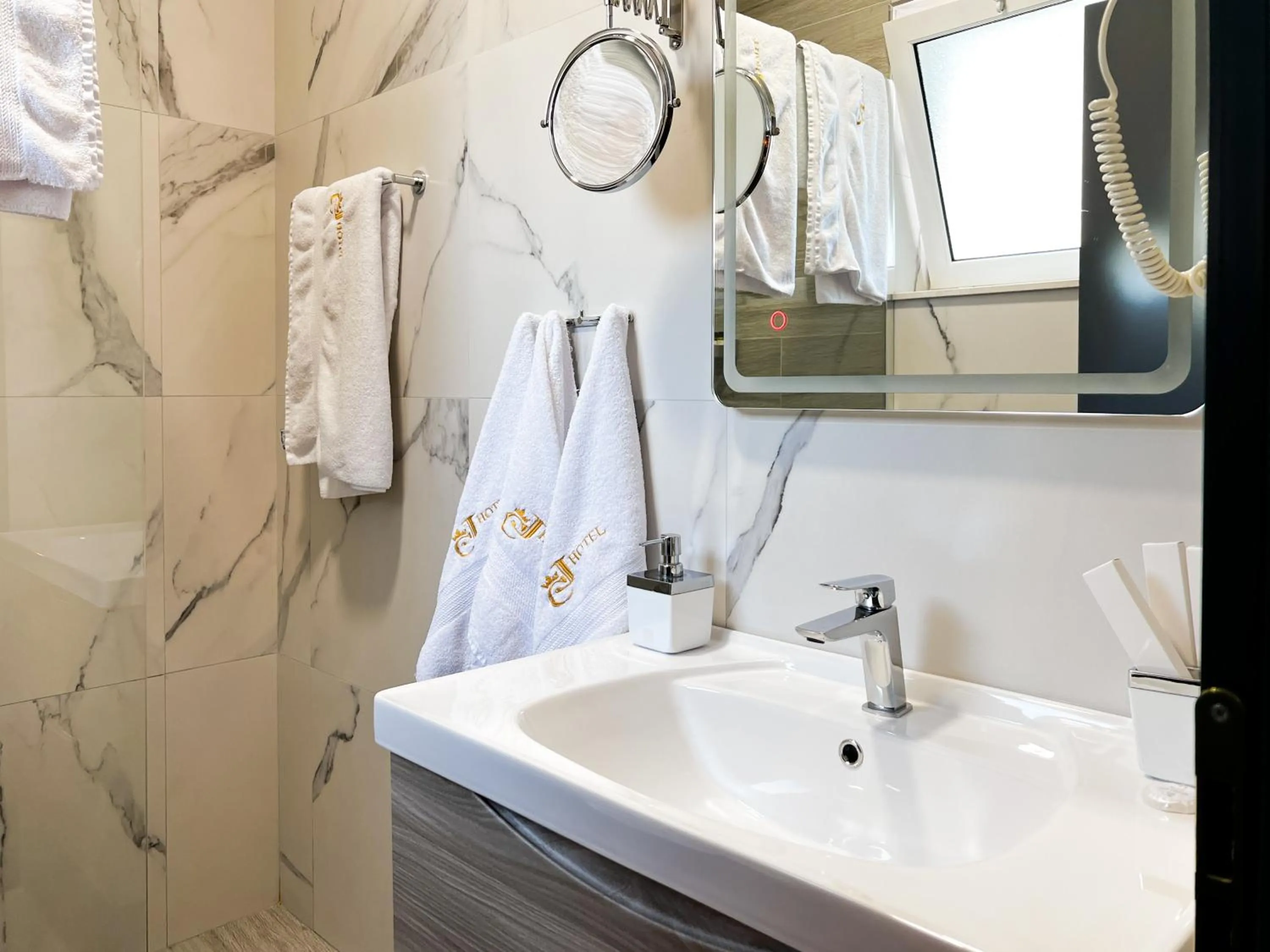 Bathroom in Jata Hotel