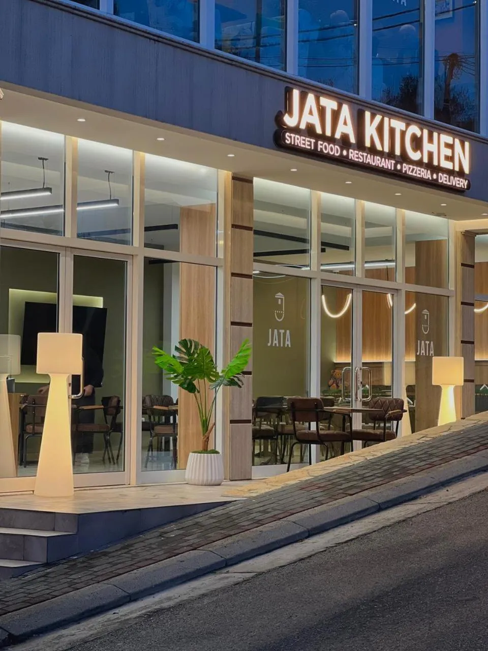 Restaurant/places to eat in Jata Hotel