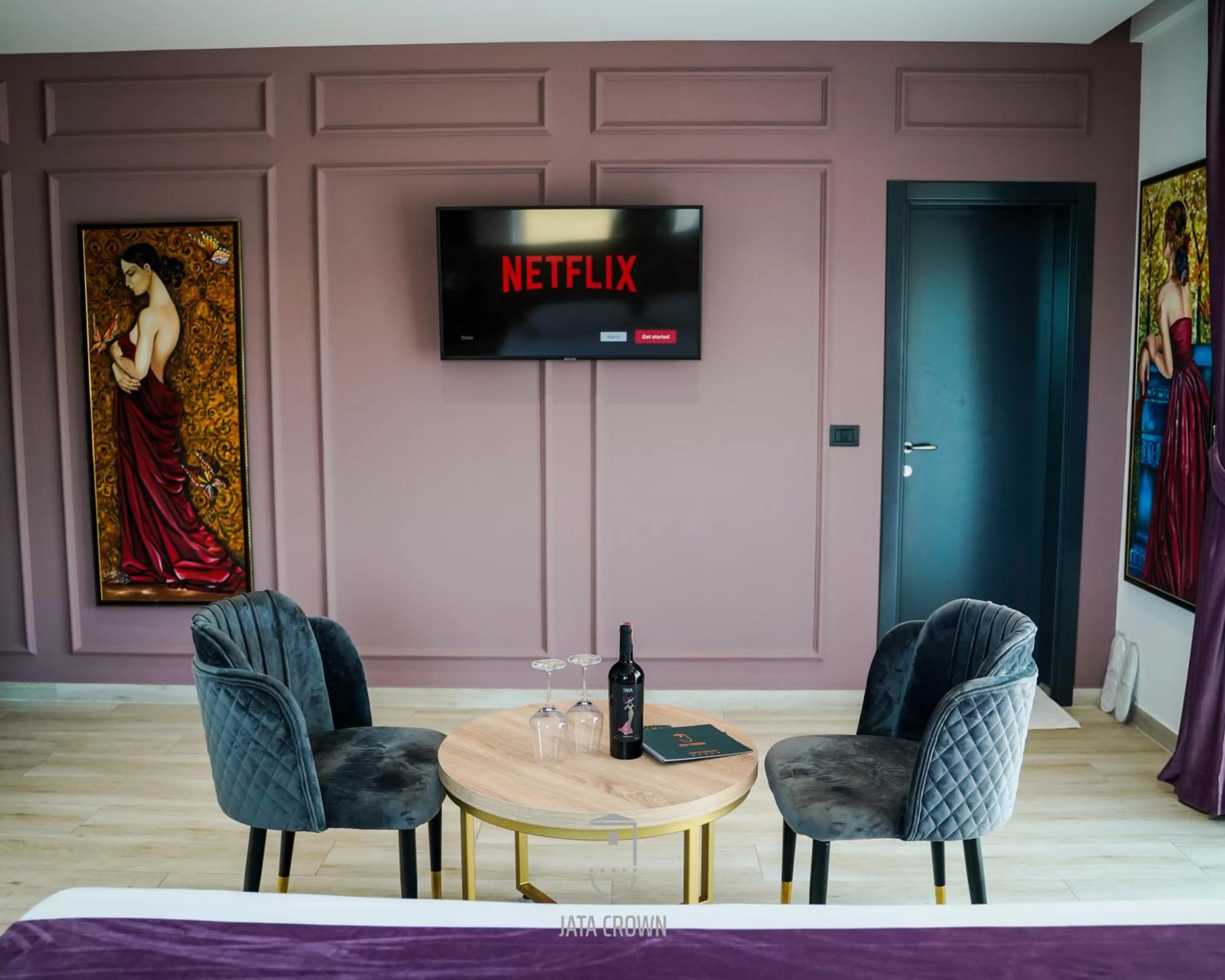 Communal lounge/ TV room in Jata Hotel