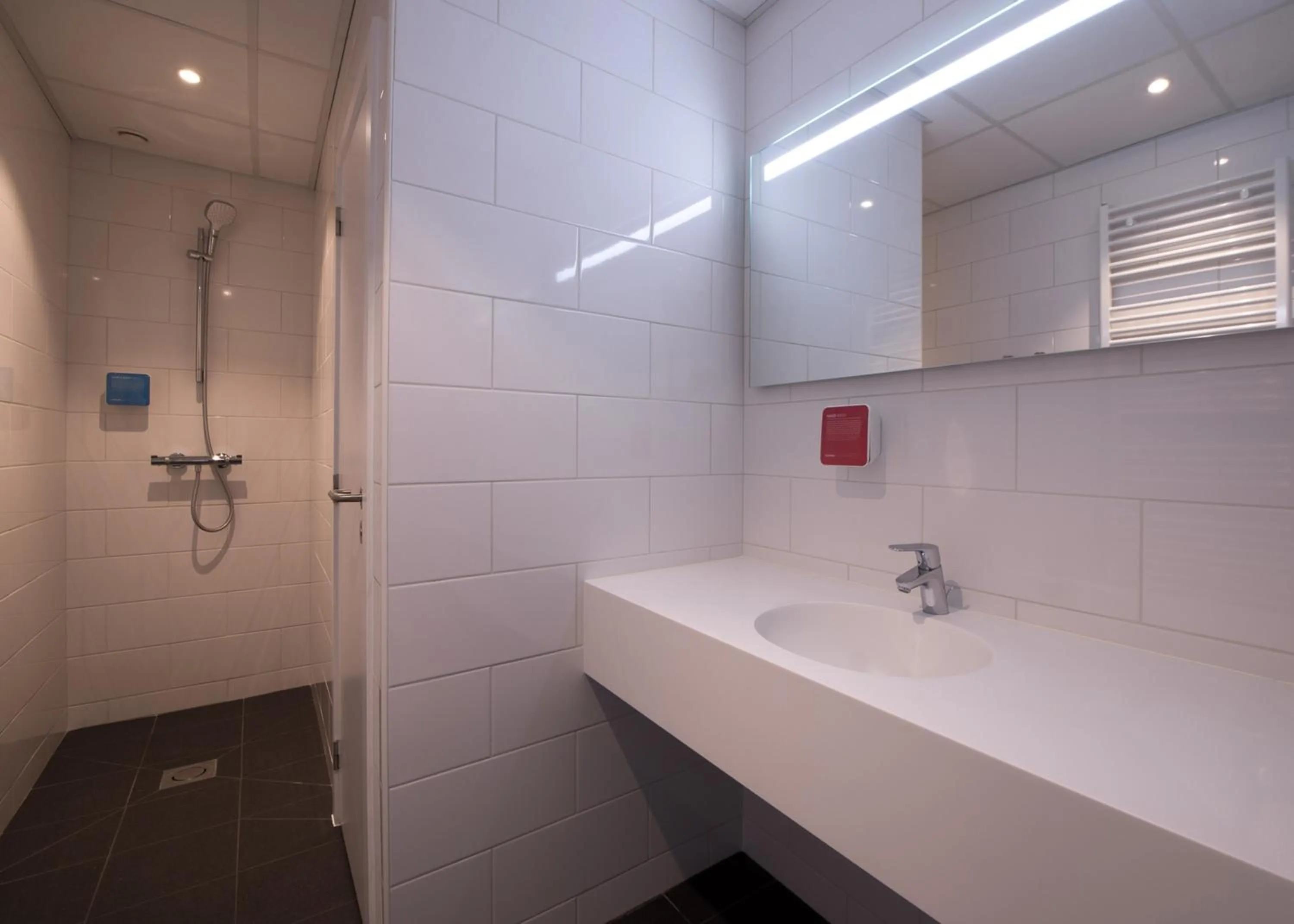 Shower in Auberge des 3 Fontaines - Youth Hostel