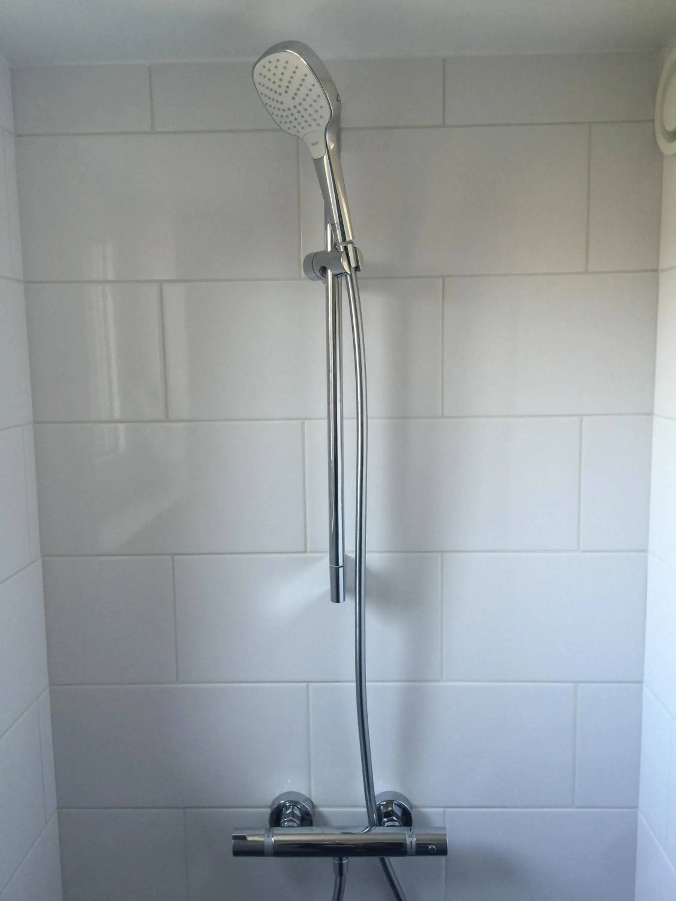 Shower in Auberge des 3 Fontaines - Youth Hostel