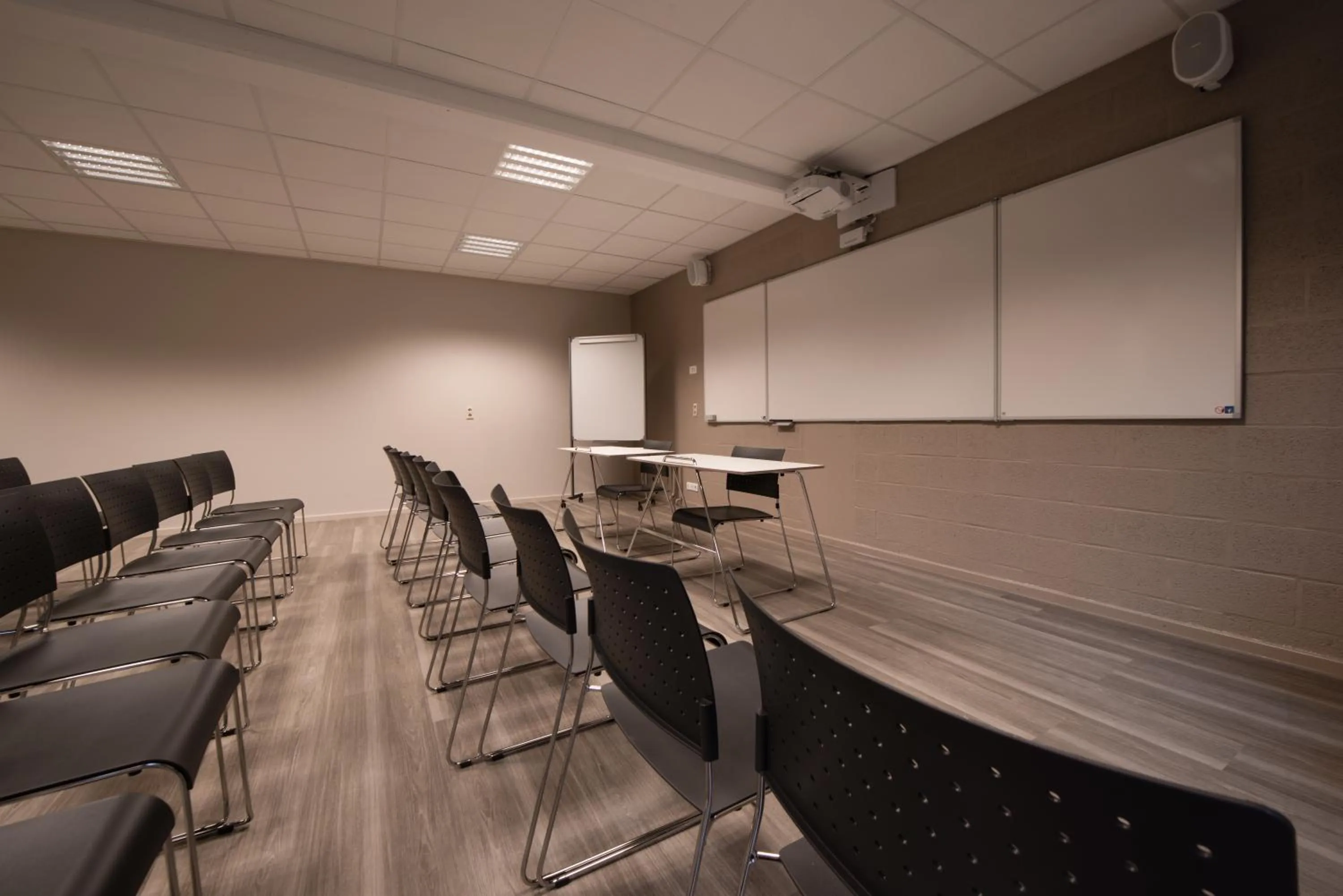 Meeting/conference room in Auberge des 3 Fontaines - Youth Hostel