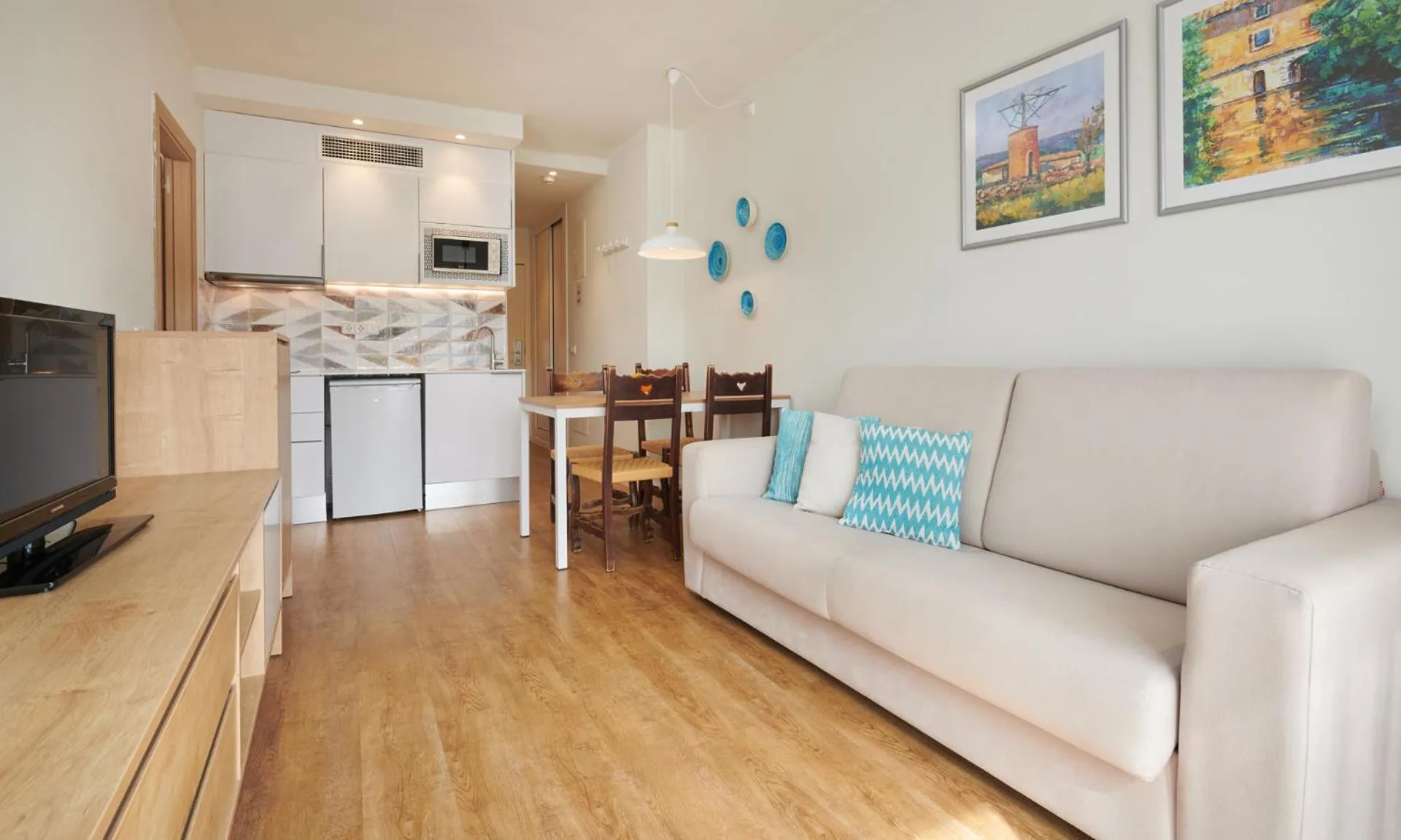 Kitchen or kitchenette in Hotel Apartamentos Cala Santanyi