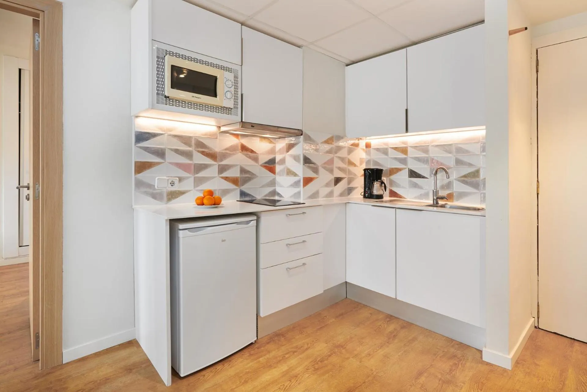 Kitchen or kitchenette in Hotel Apartamentos Cala Santanyi