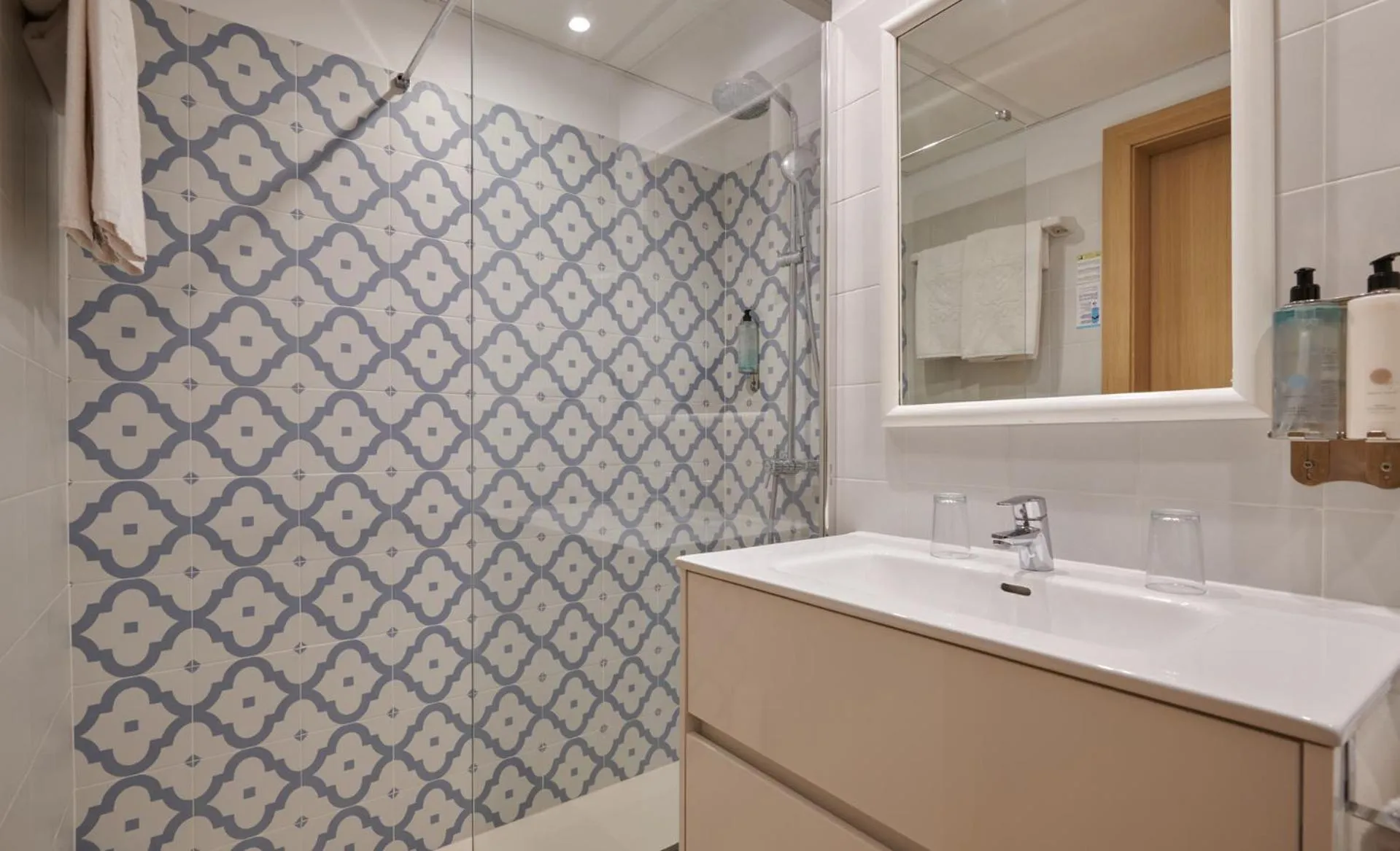 Shower in Hotel Apartamentos Cala Santanyi