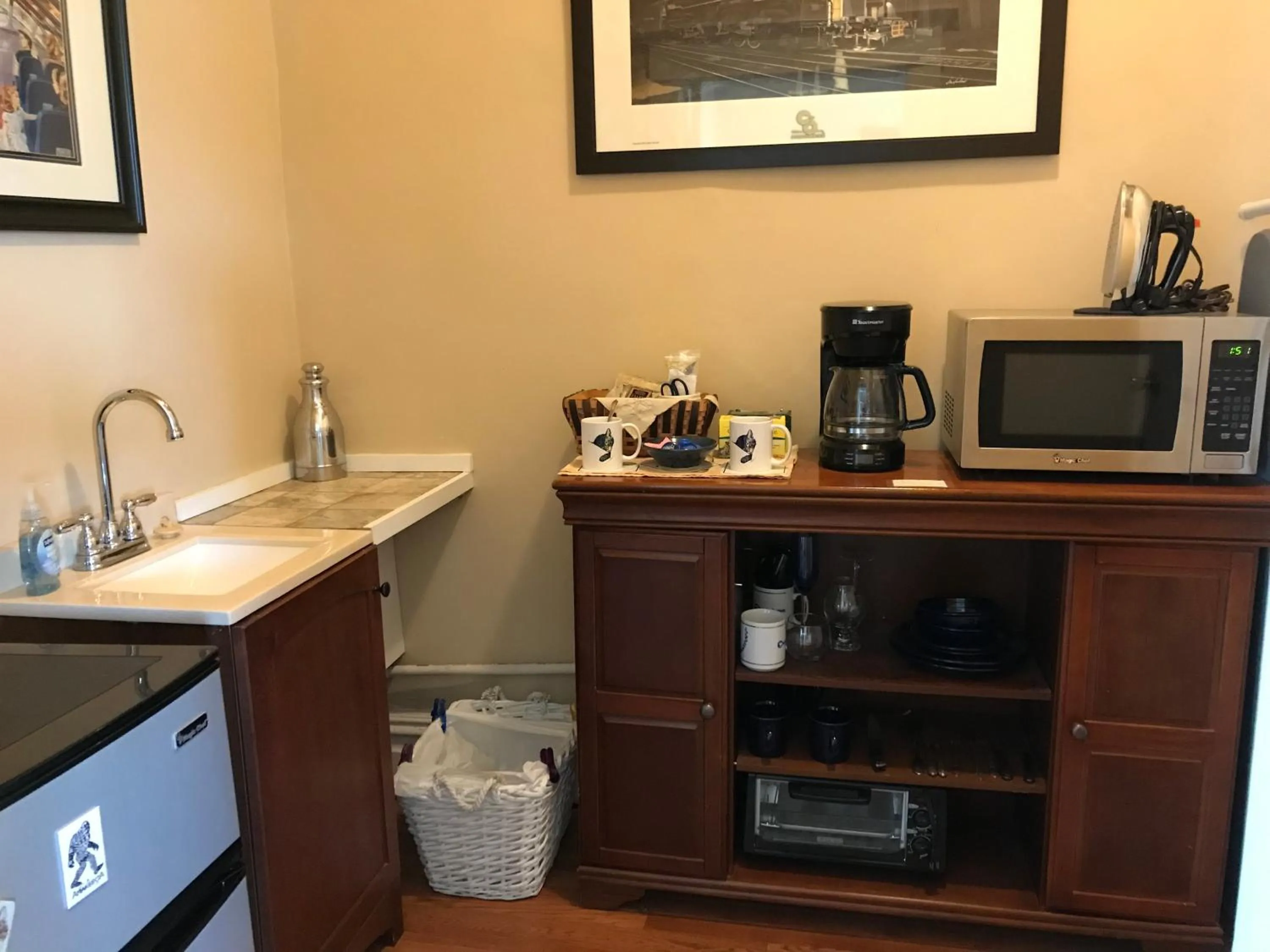 Kitchen or kitchenette in Chessie Room