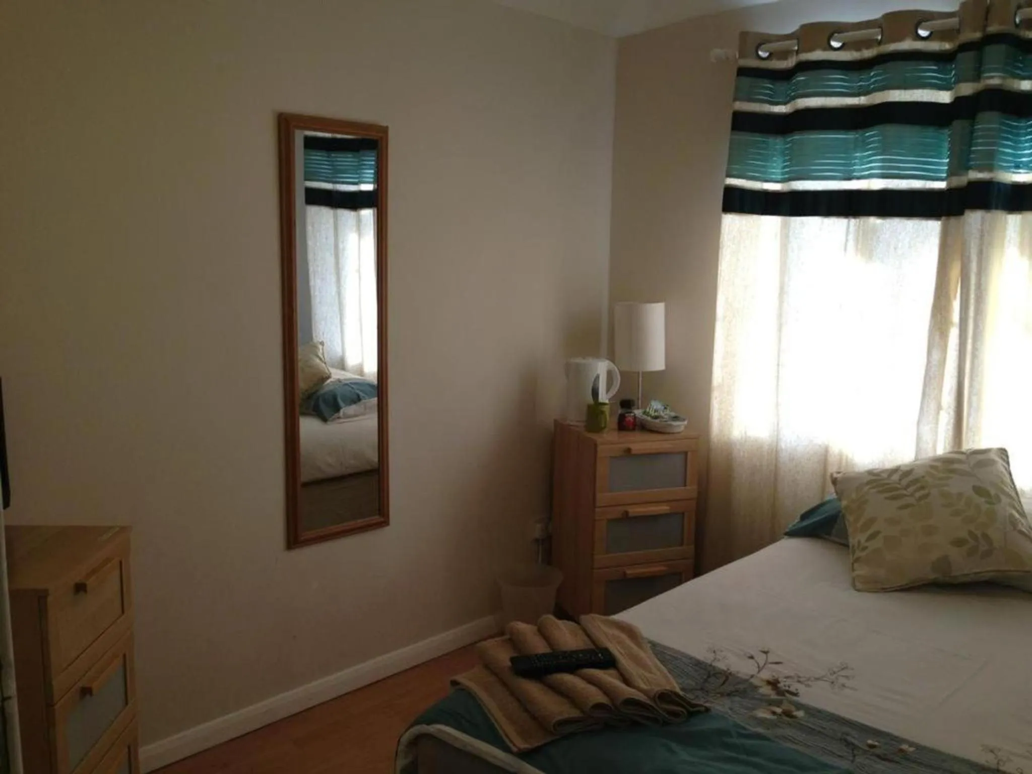 Bed in Comfortable Family room with Tv, Free Fast Wifi, Sleeps 3