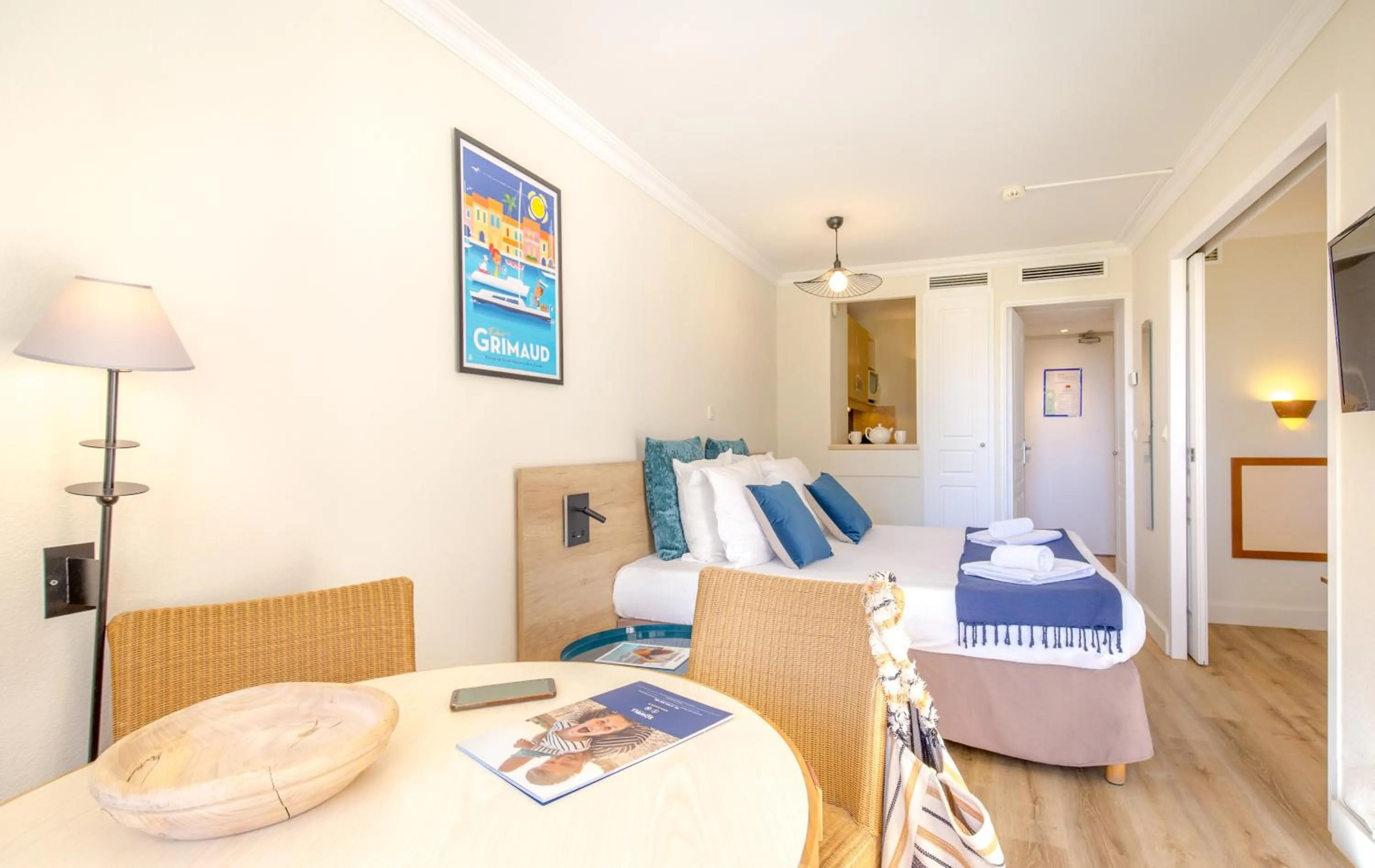 Living room, Bed in SOWELL Family Hôtel Port Grimaud