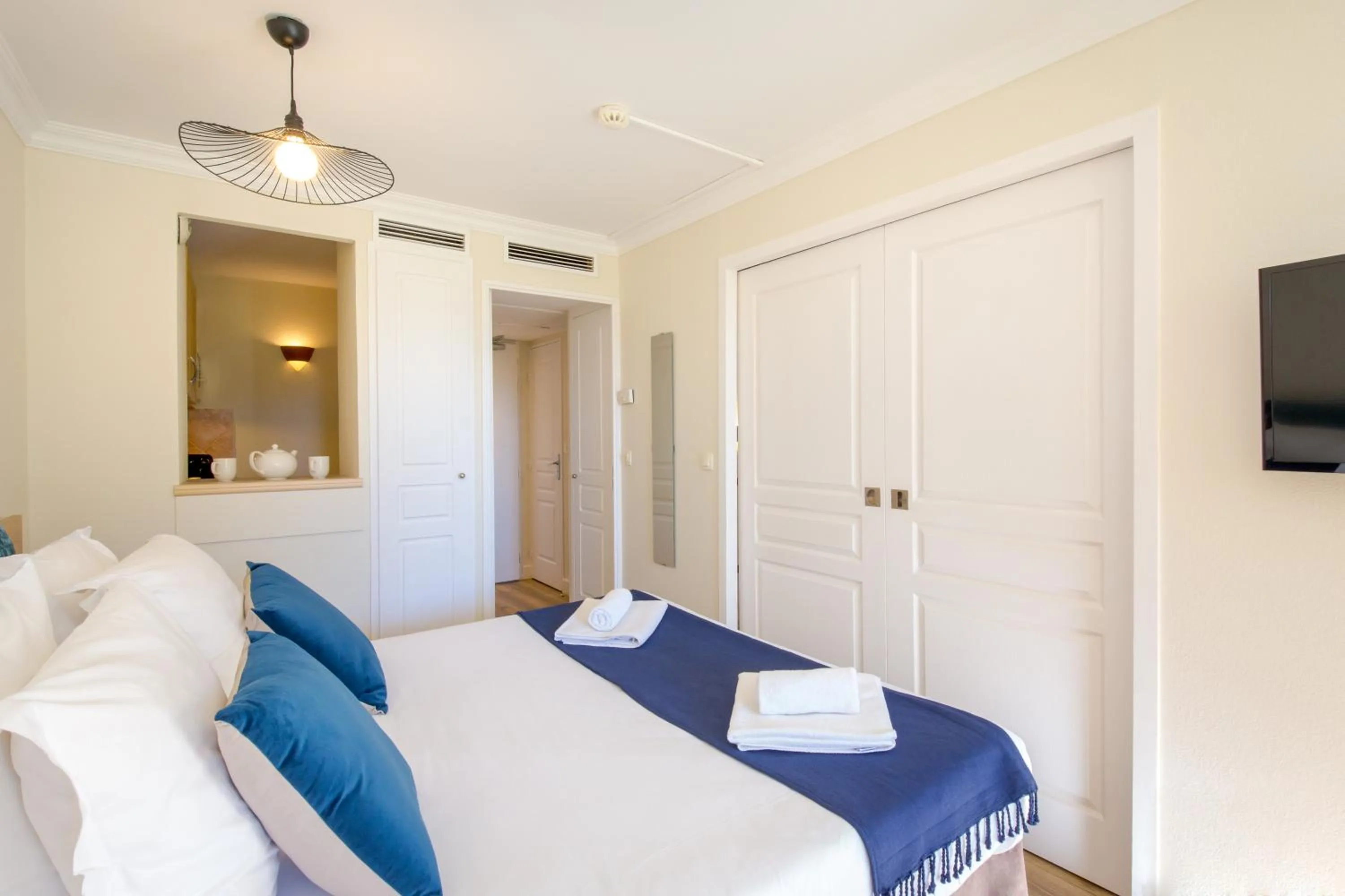 Bedroom, Bed in SOWELL Family Hôtel Port Grimaud