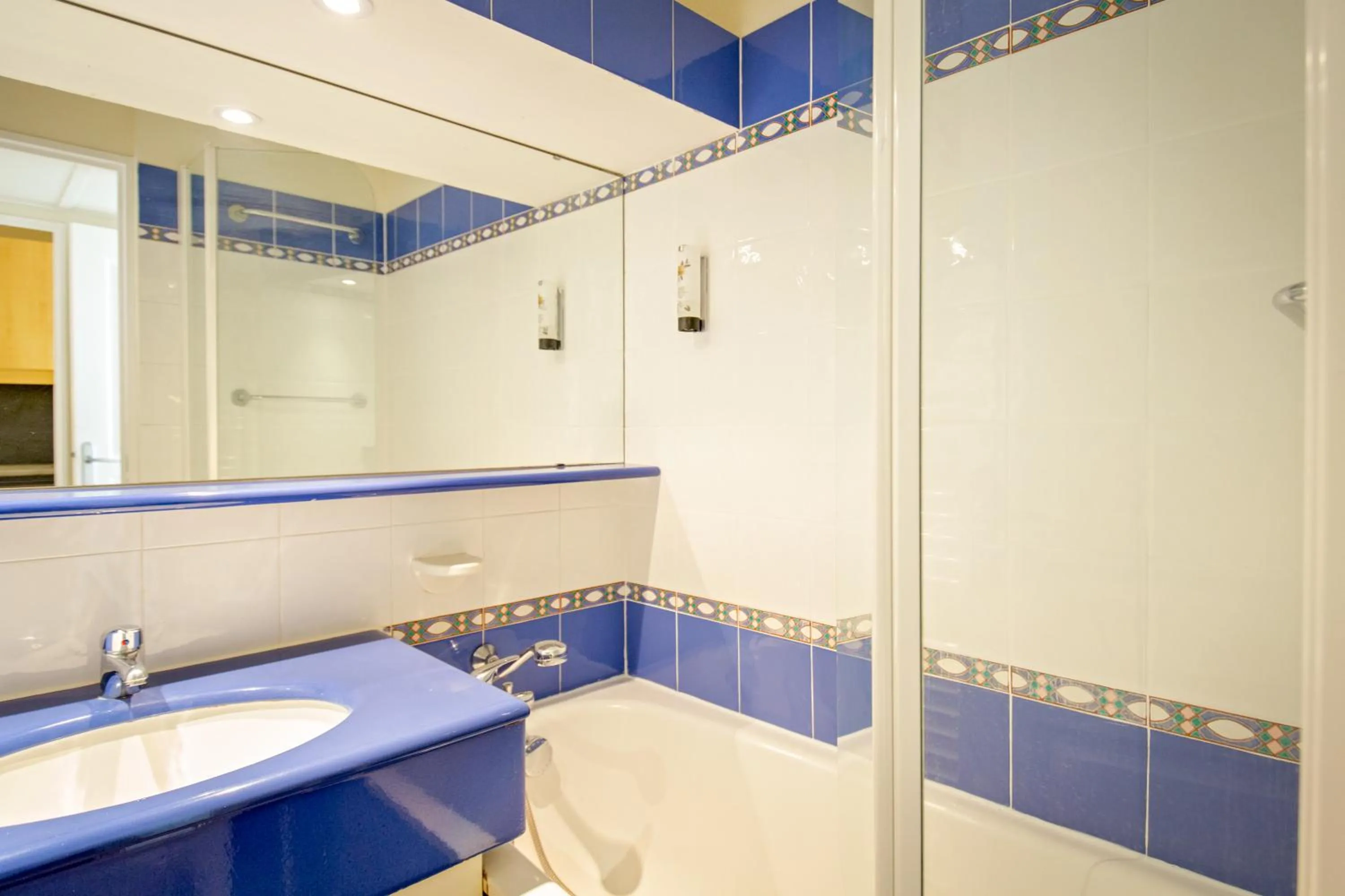 Bathroom in SOWELL Family Hôtel Port Grimaud