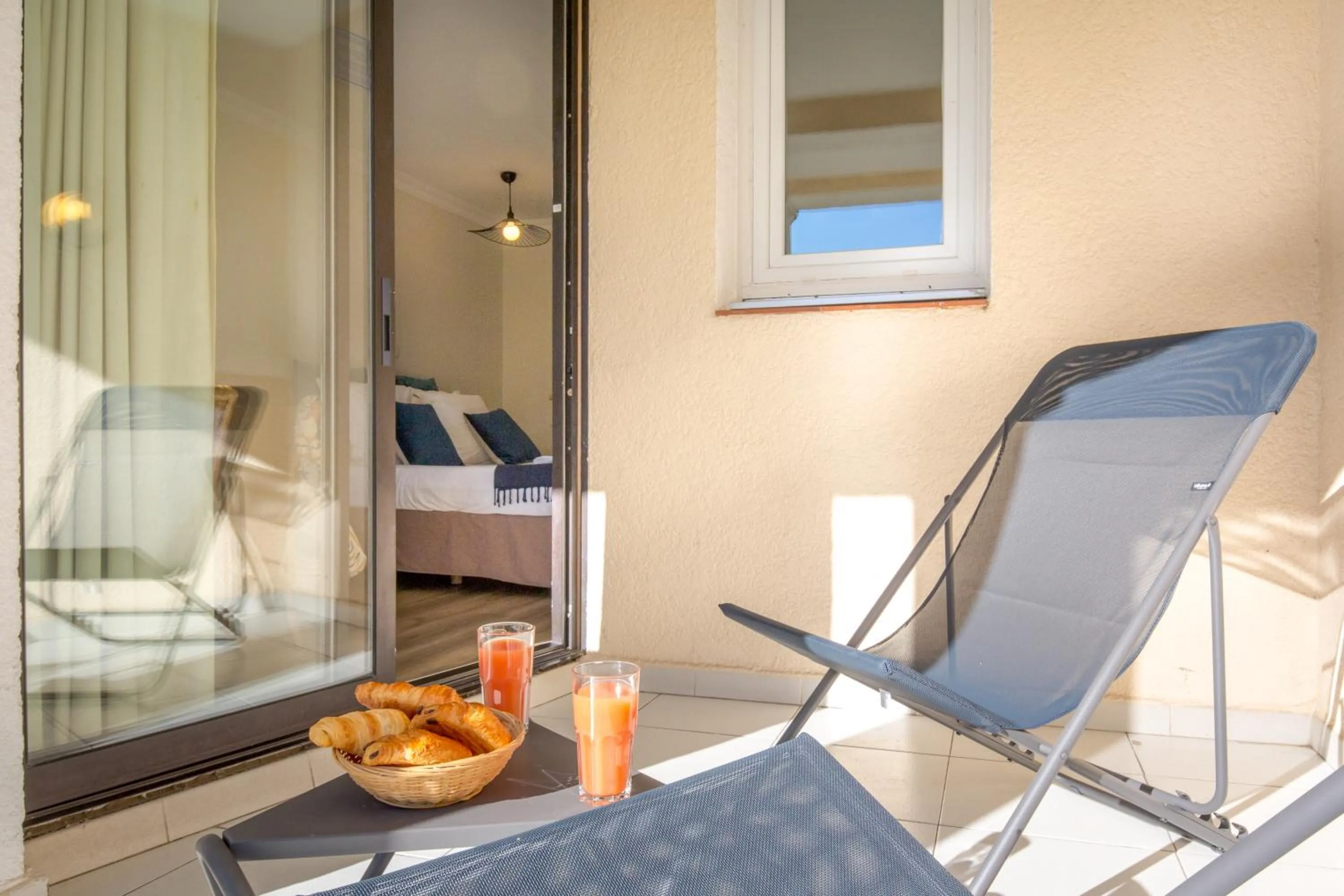 Balcony/Terrace, Bed in SOWELL Family Hôtel Port Grimaud