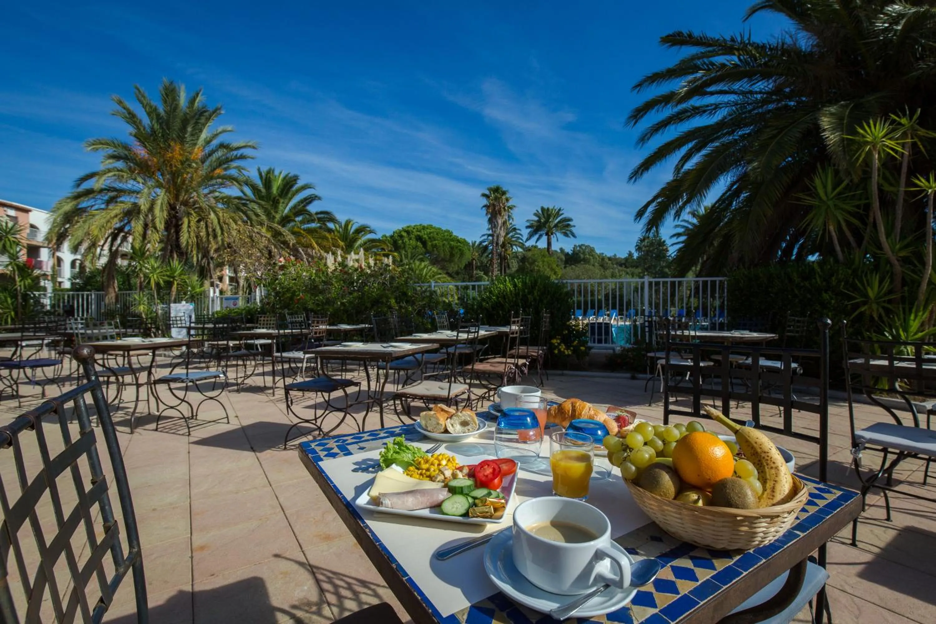 Breakfast in SOWELL Family Hôtel Port Grimaud