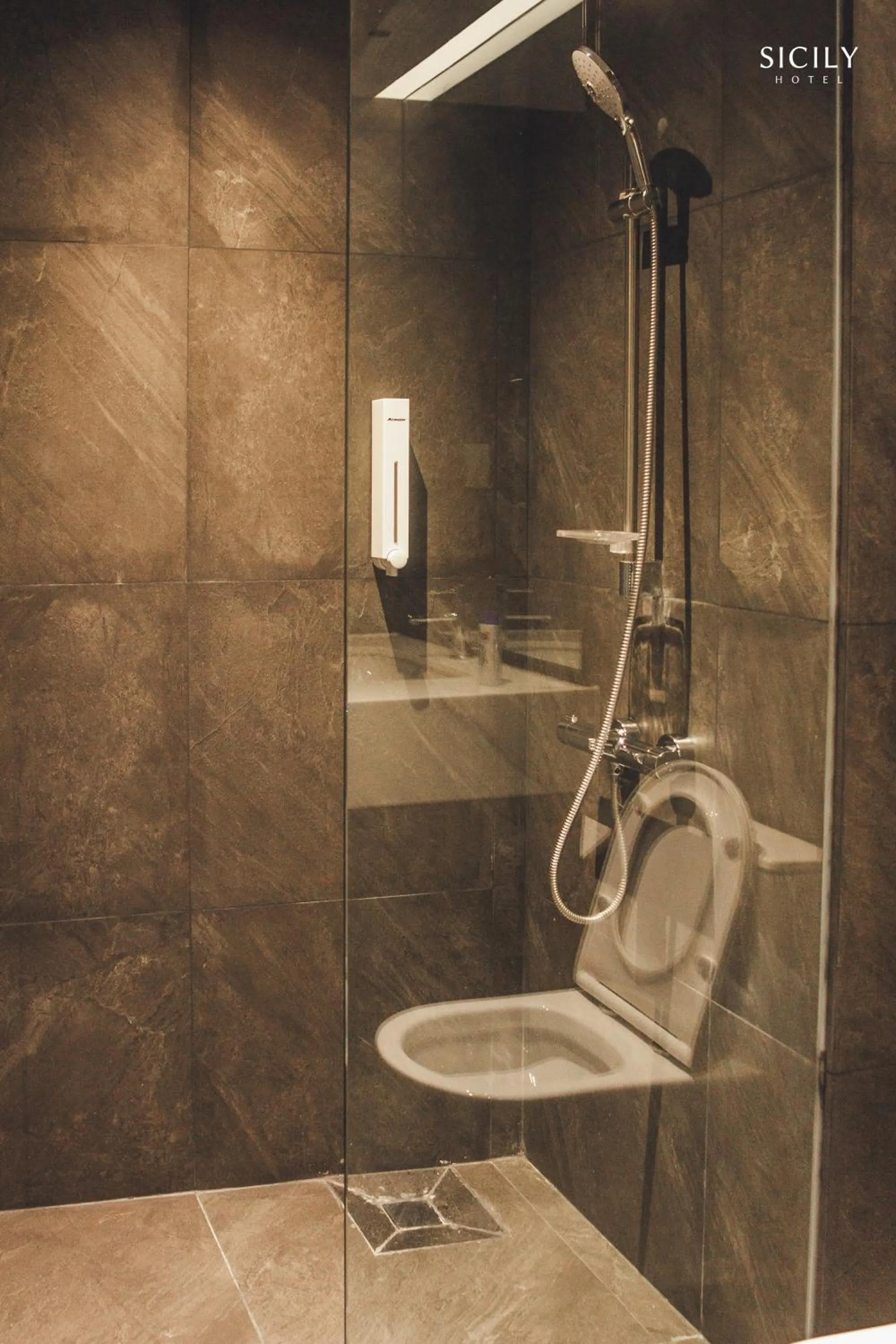 Shower in Sicily Hotel Grand World Phú Quốc