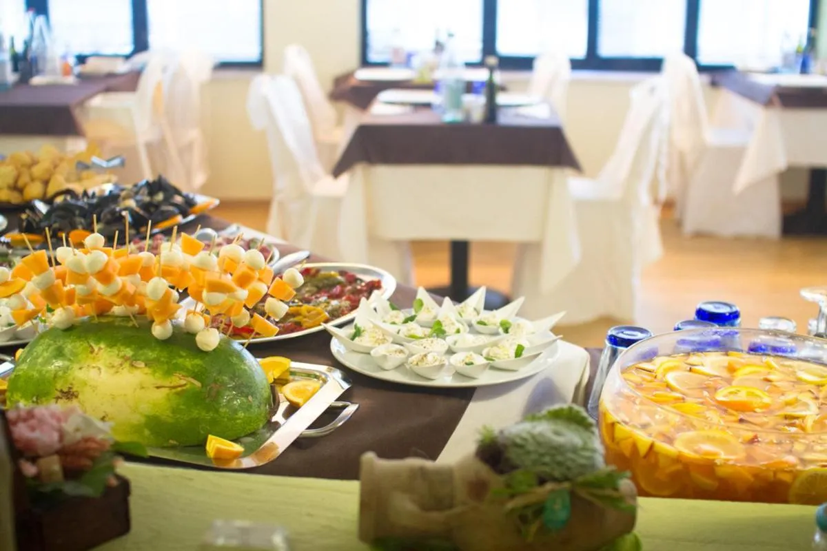 Restaurant/places to eat in Hotel Marinella