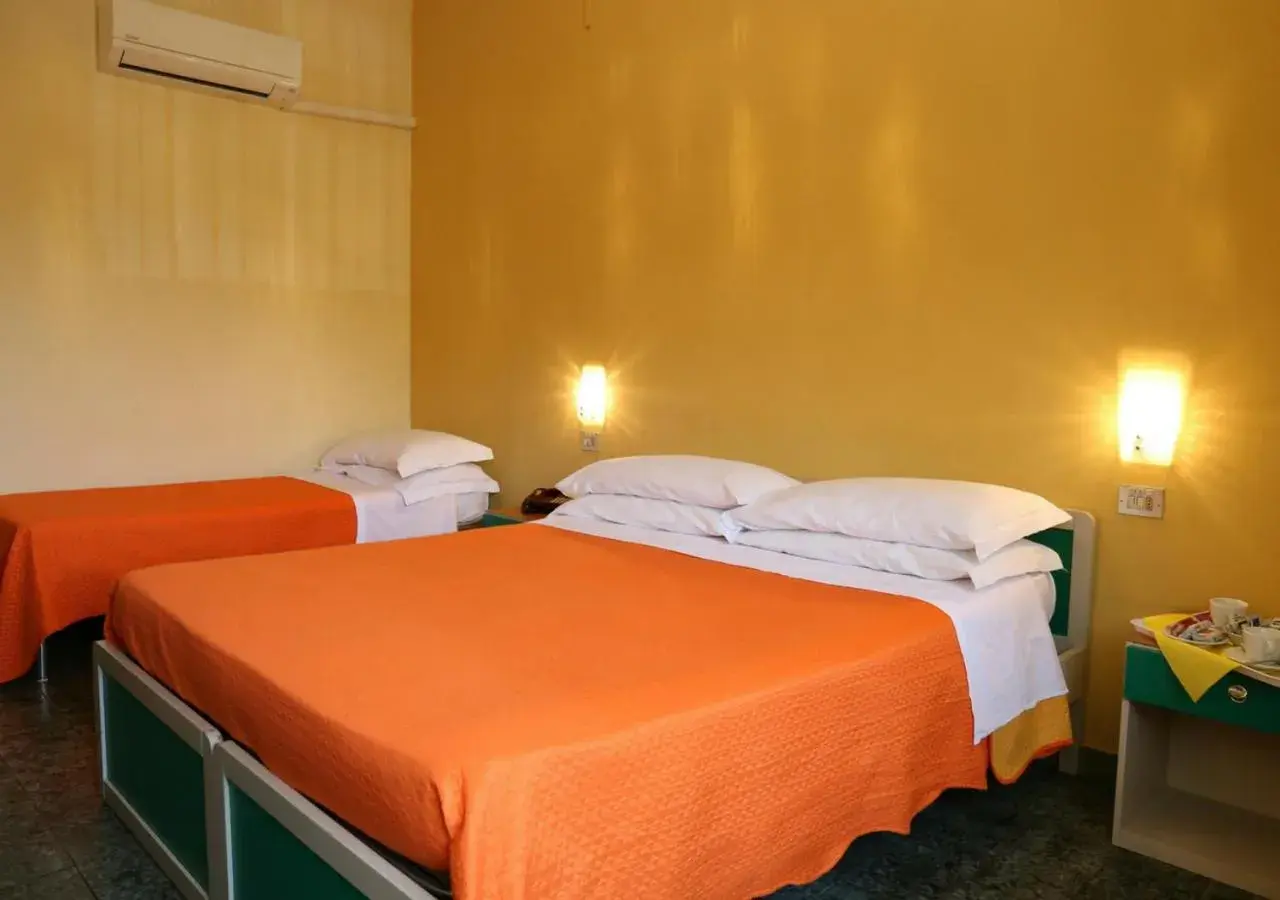 Triple Room in Hotel Sole Triple Room in Hotel Sole