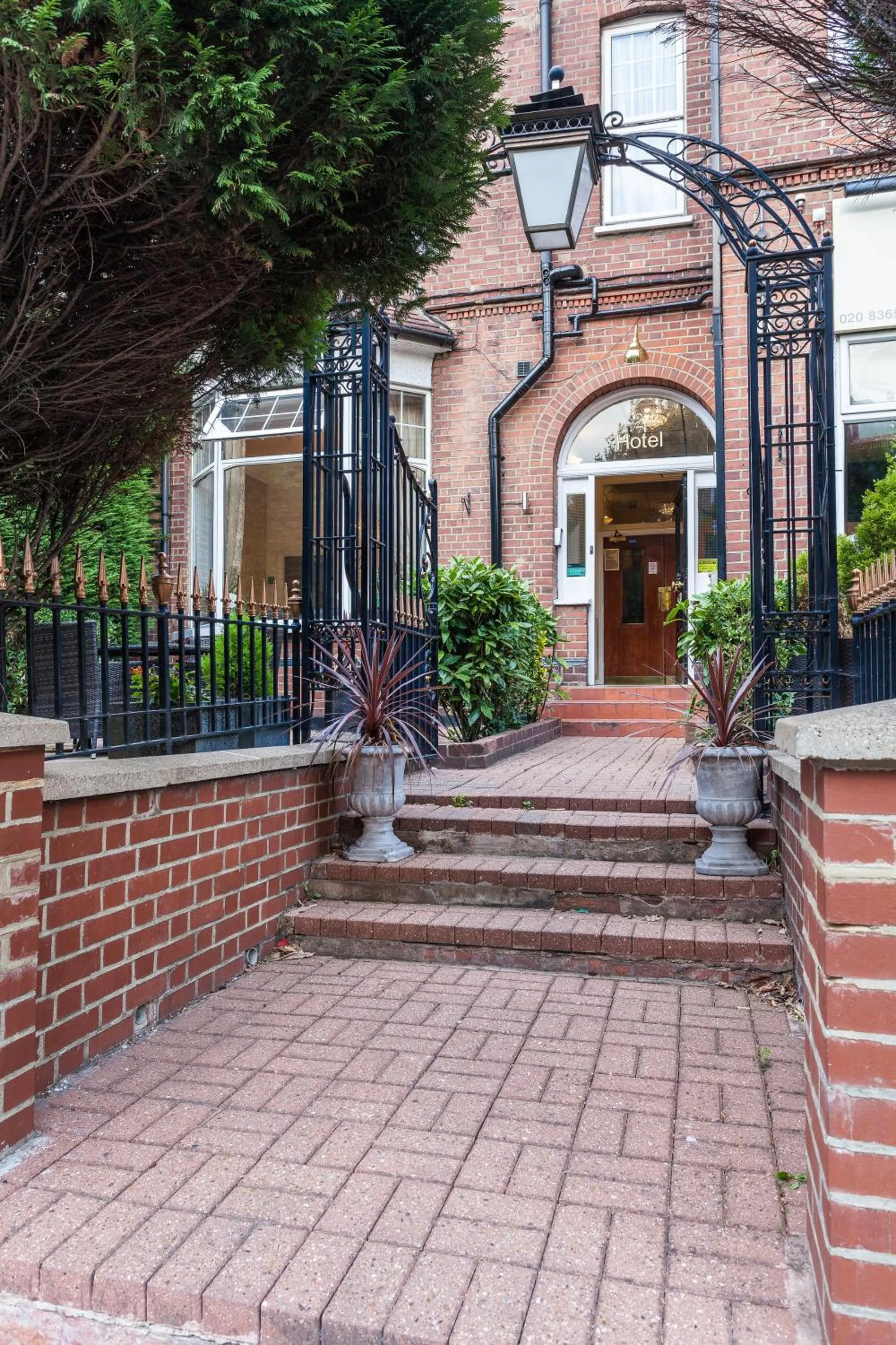 Garden in Roseview Alexandra Palace Hotel