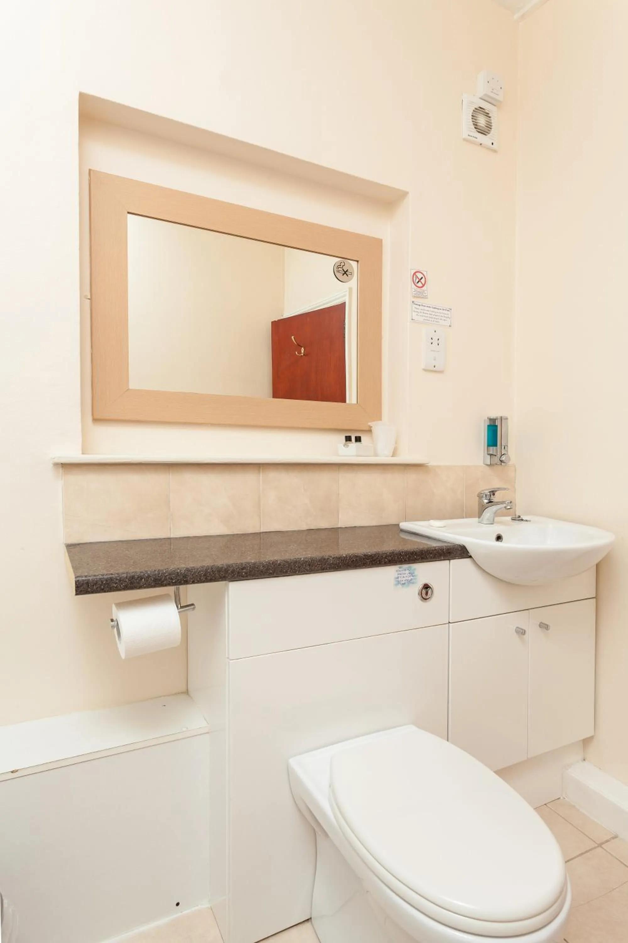 Bathroom in Roseview Alexandra Palace Hotel