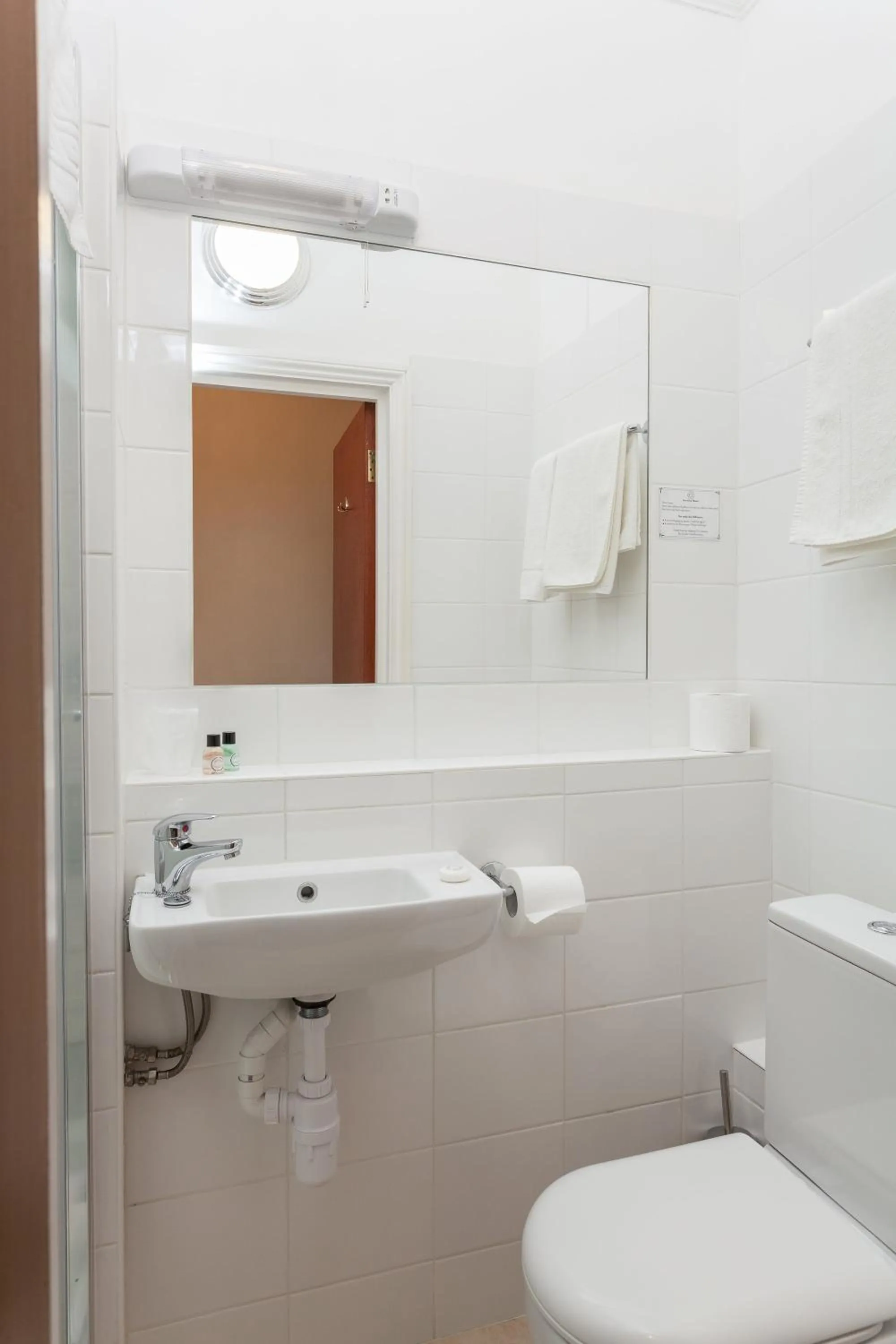 Bathroom in Roseview Alexandra Palace Hotel